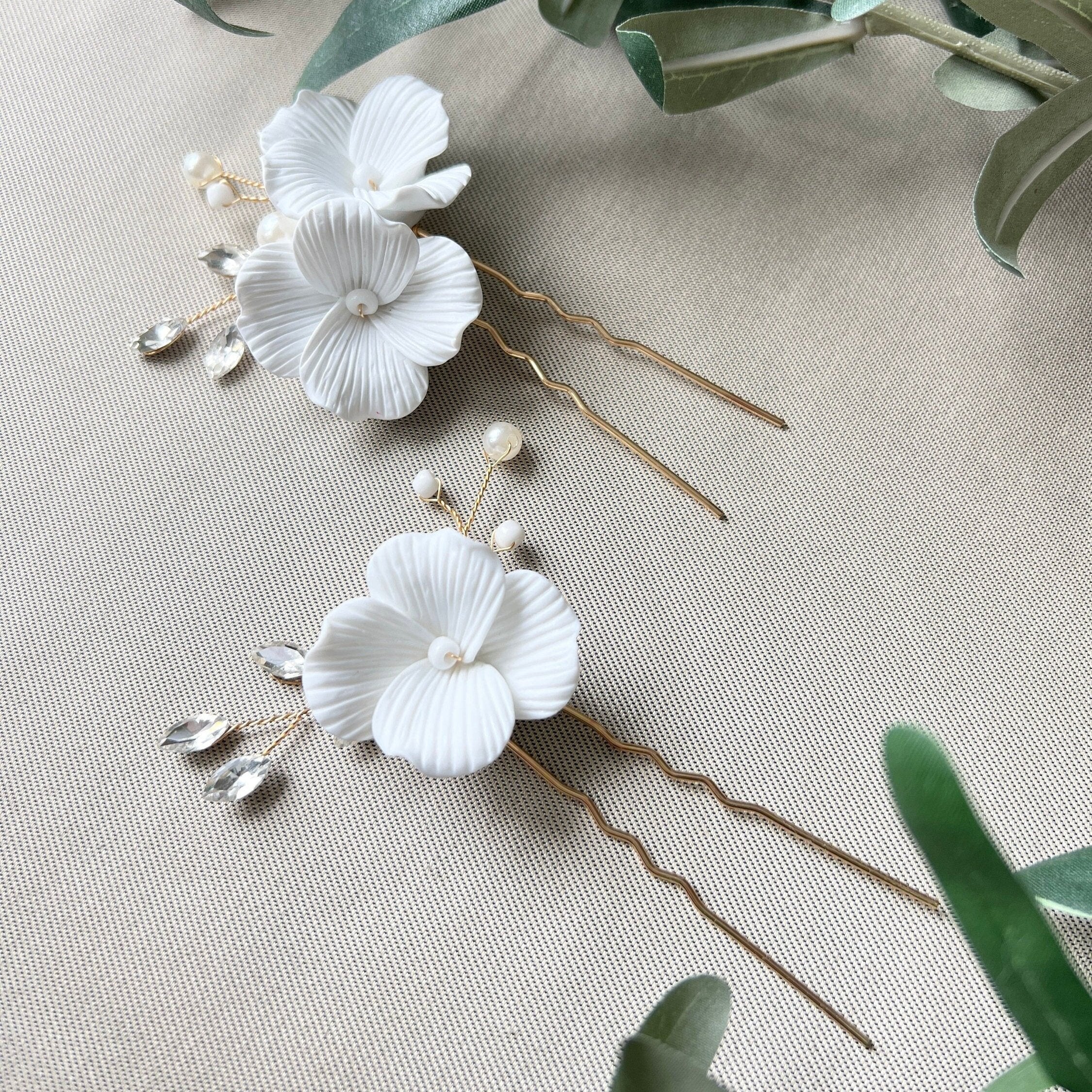 Set Braut Haarnadel, 2 Stück, Gold oder Silber, weiße Perlen, Couture Blüten, Strass, - Gold-Brauthaarschmuck-Schmuckblüte