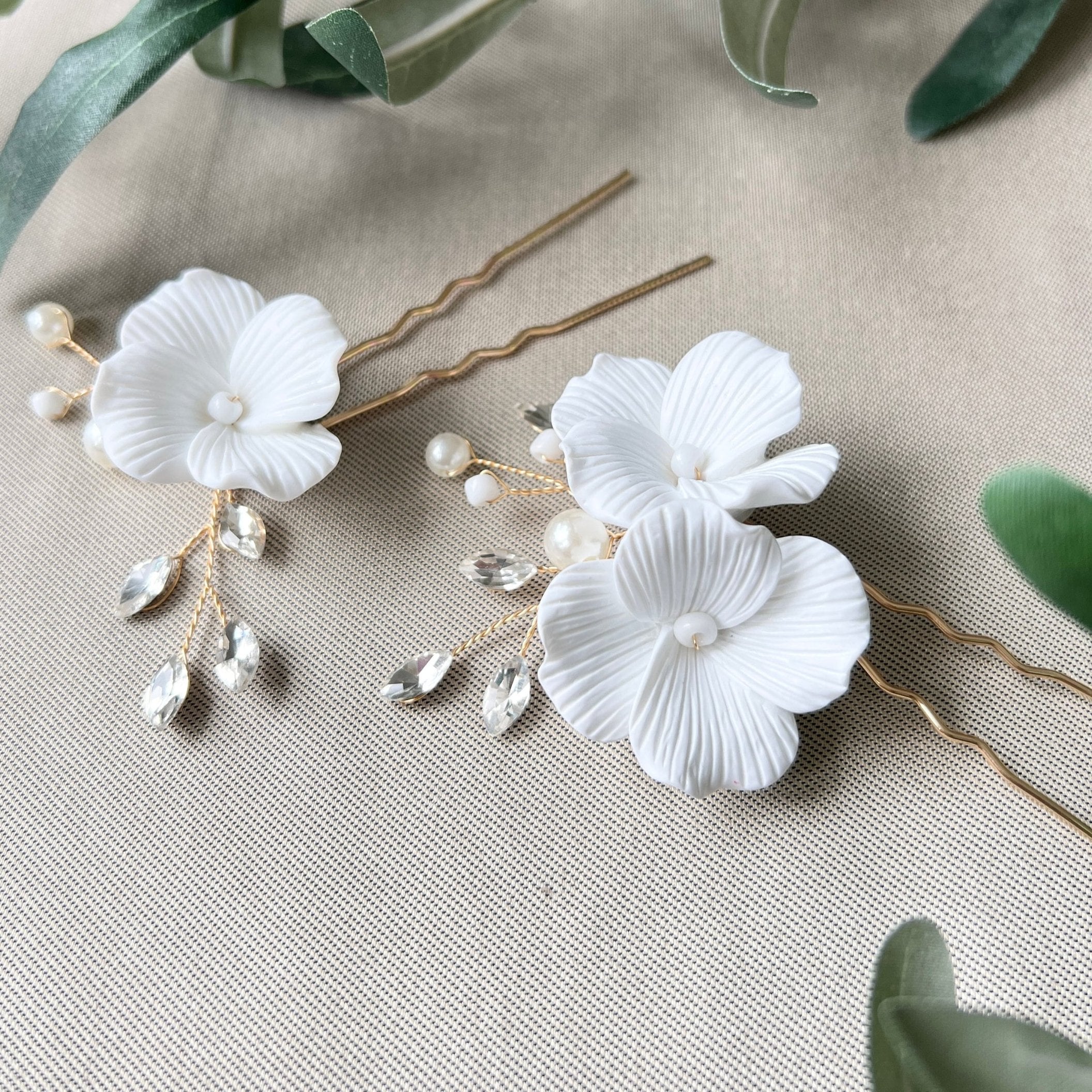 Set Braut Haarnadel, 2 Stück, Gold oder Silber, weiße Perlen, Couture Blüten, Strass, - Gold-Brauthaarschmuck-Schmuckblüte