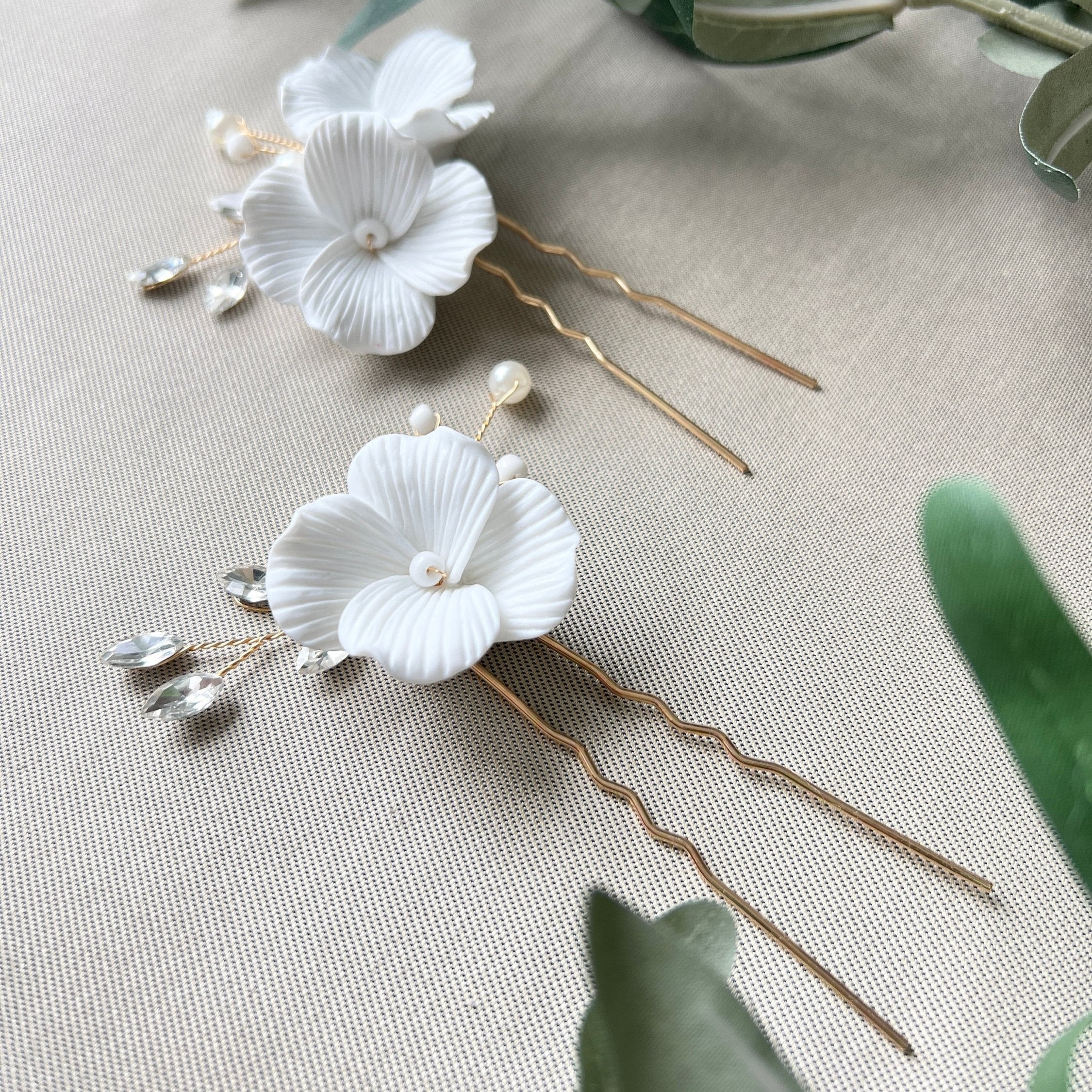 Set Braut Haarnadel, 2 Stück, Gold oder Silber, weiße Perlen, Couture Blüten, Strass, - Gold-Brauthaarschmuck-Schmuckblüte