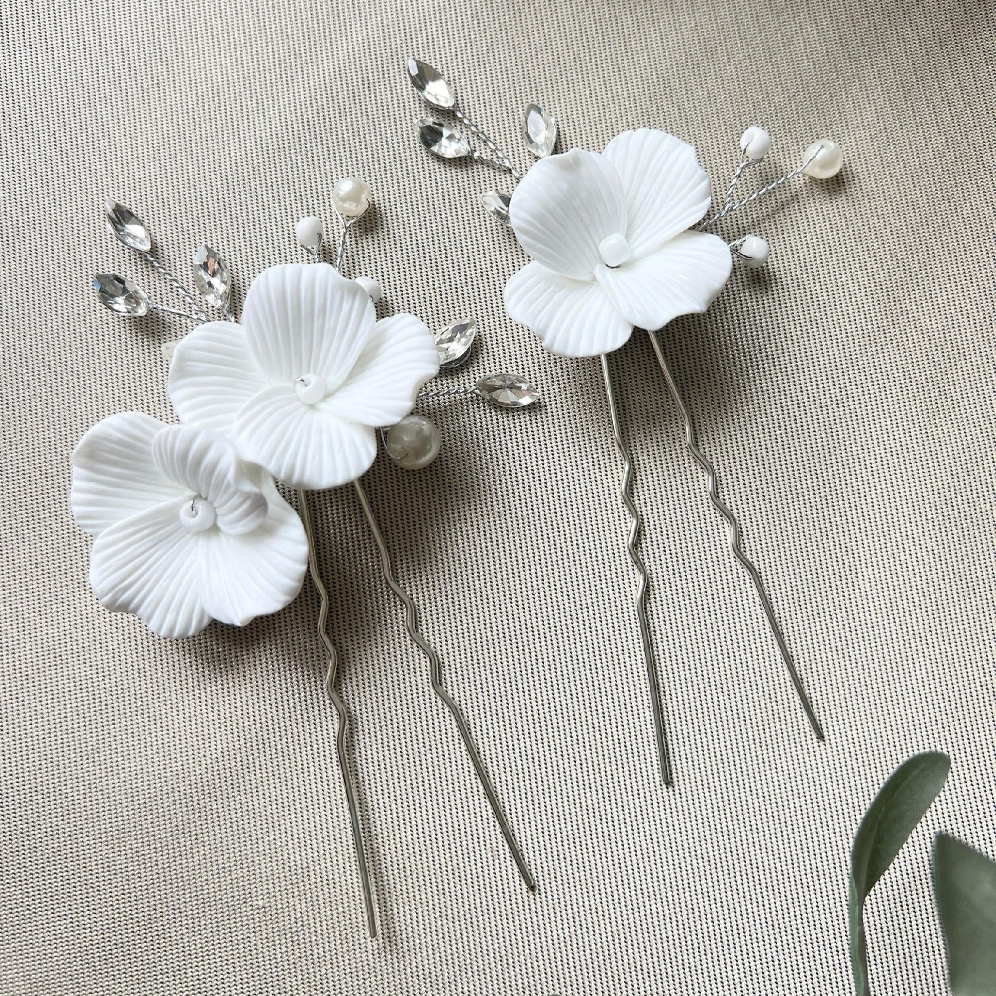 Set Braut Haarnadel, 2 Stück, Gold oder Silber, weiße Perlen, Couture Blüten, Strass, - Silber-Brauthaarschmuck-Schmuckblüte