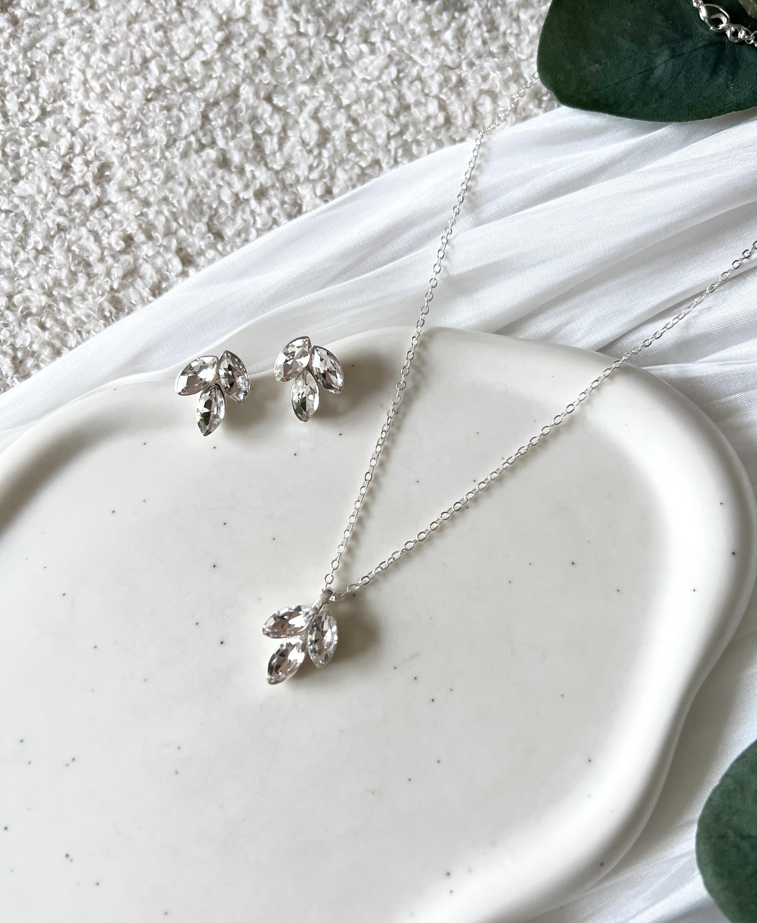 Brautschmuckset, Set Halskette und Ohrringe, Schmuck in Hellsilber, Strass, glaenzende Kette, Brautschmuck, feine Brautohrringe, elegante Brauthalskette, Ohrstecker, Hochzeit, Damenschmuck, Damenohrringe,Schmuckset, Geschenk fuer Sie, Weddinginspiration, Bridallook, Bridalstyle