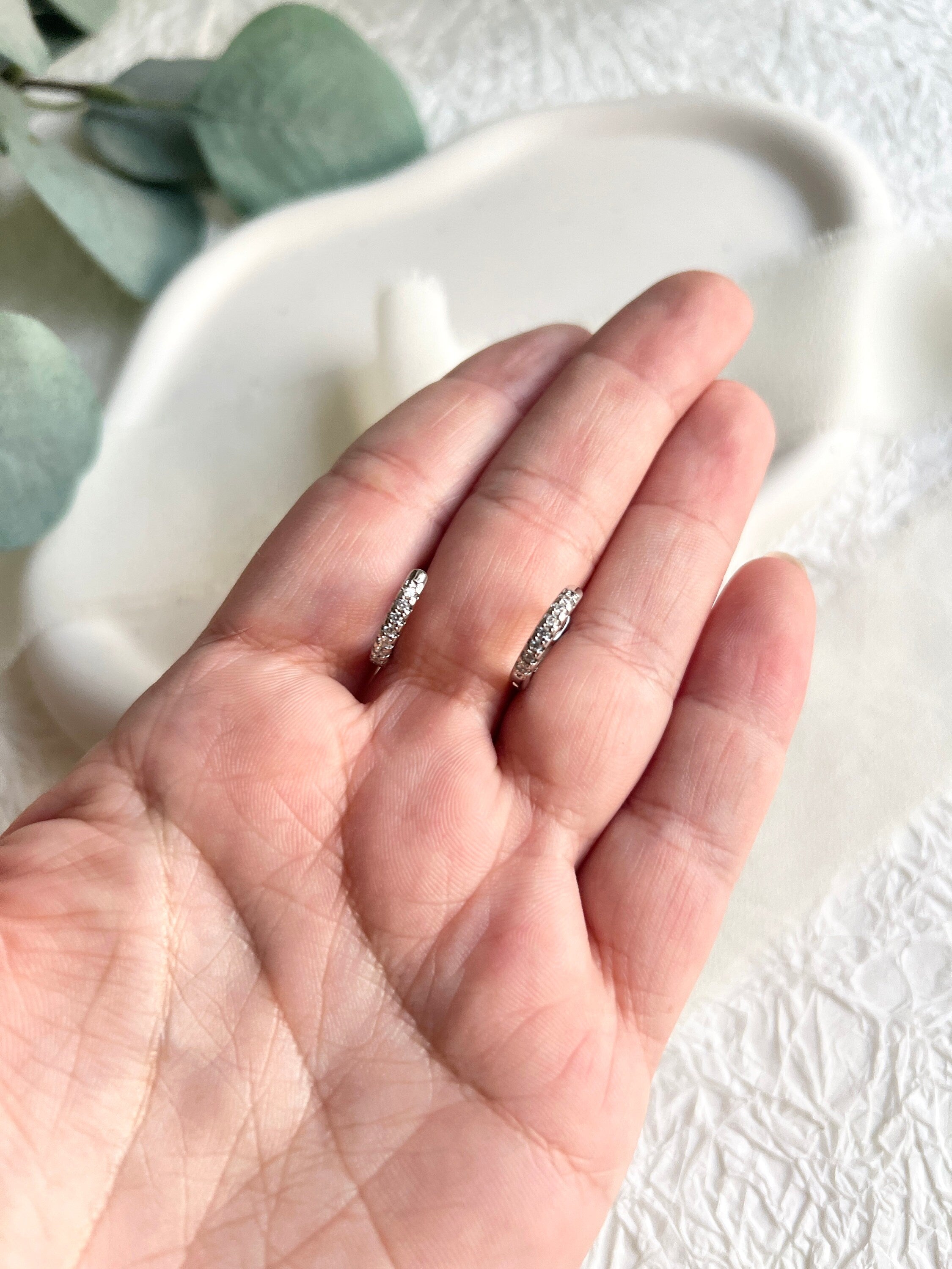 Silber Ohrringe, kleine Creolen, Cubic zirconia, rund, moderne Ohrringe, minimalistisch, Hoop-Ohrringe-Schmuckblüte