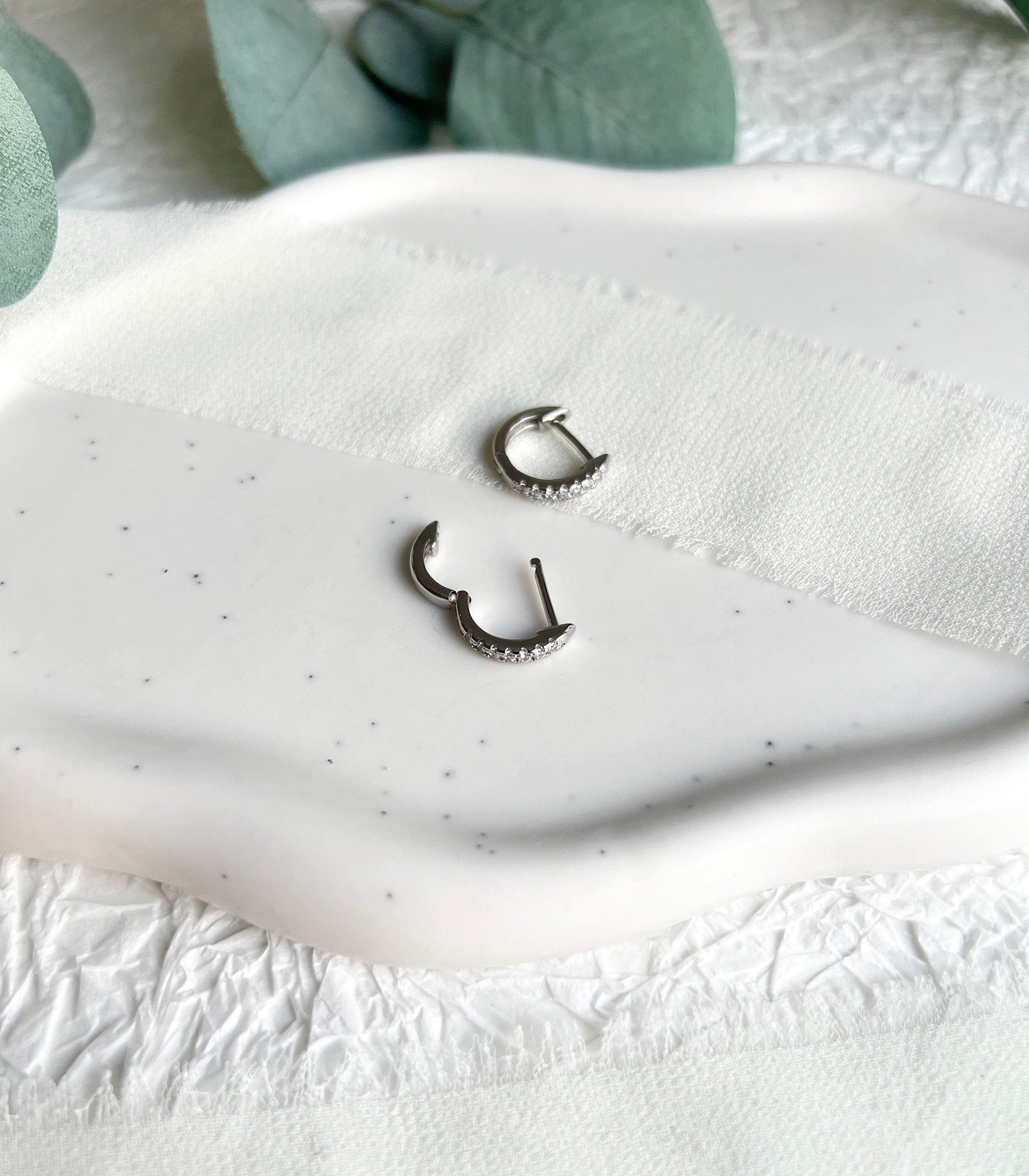 Silber Ohrringe, kleine Creolen, Cubic zirconia, rund, moderne Ohrringe, minimalistisch, Hoop-Ohrringe-Schmuckblüte
