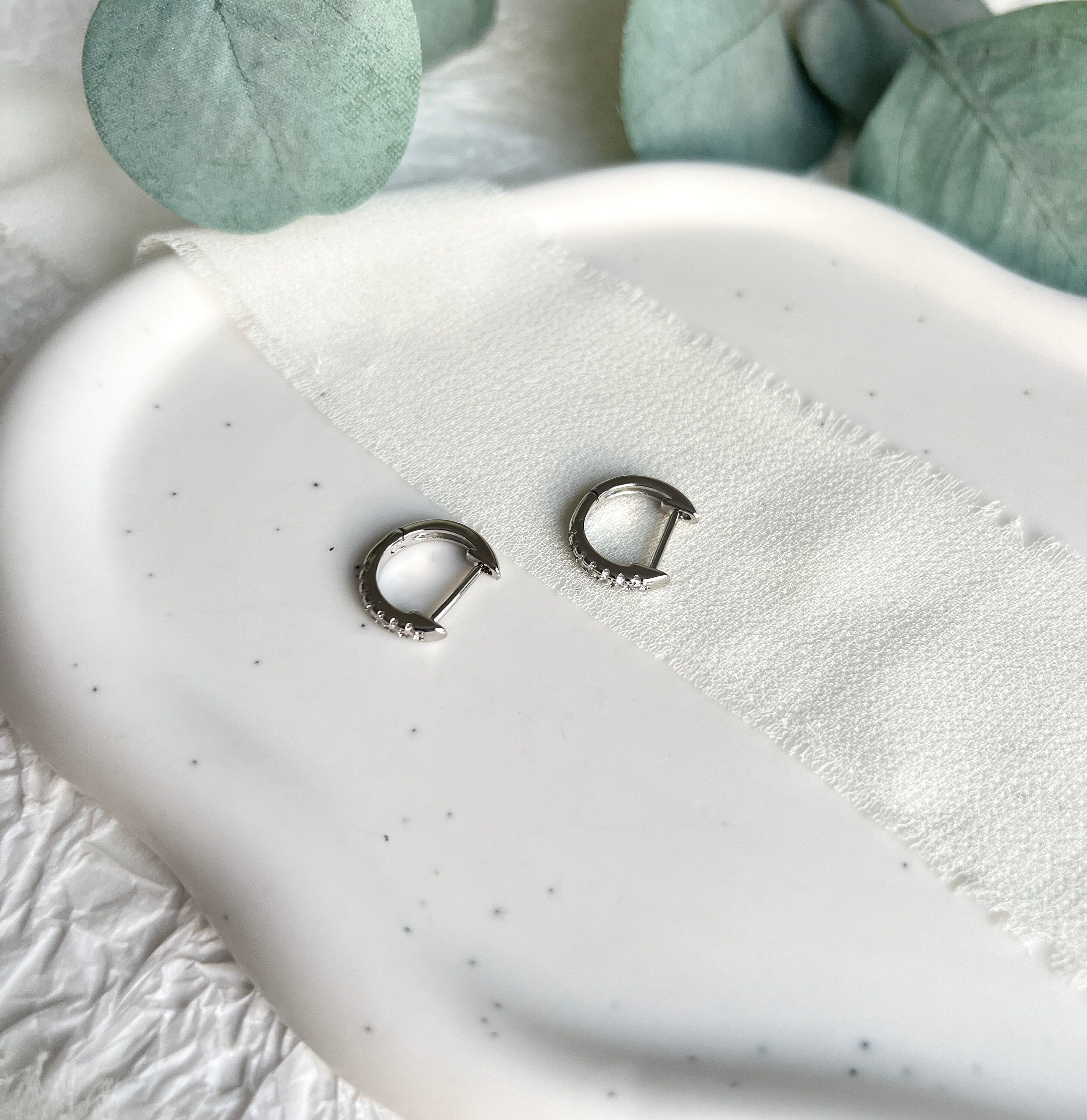 Silber Ohrringe, kleine Creolen, Cubic zirconia, rund, moderne Ohrringe, minimalistisch, Hoop-Ohrringe-Schmuckblüte