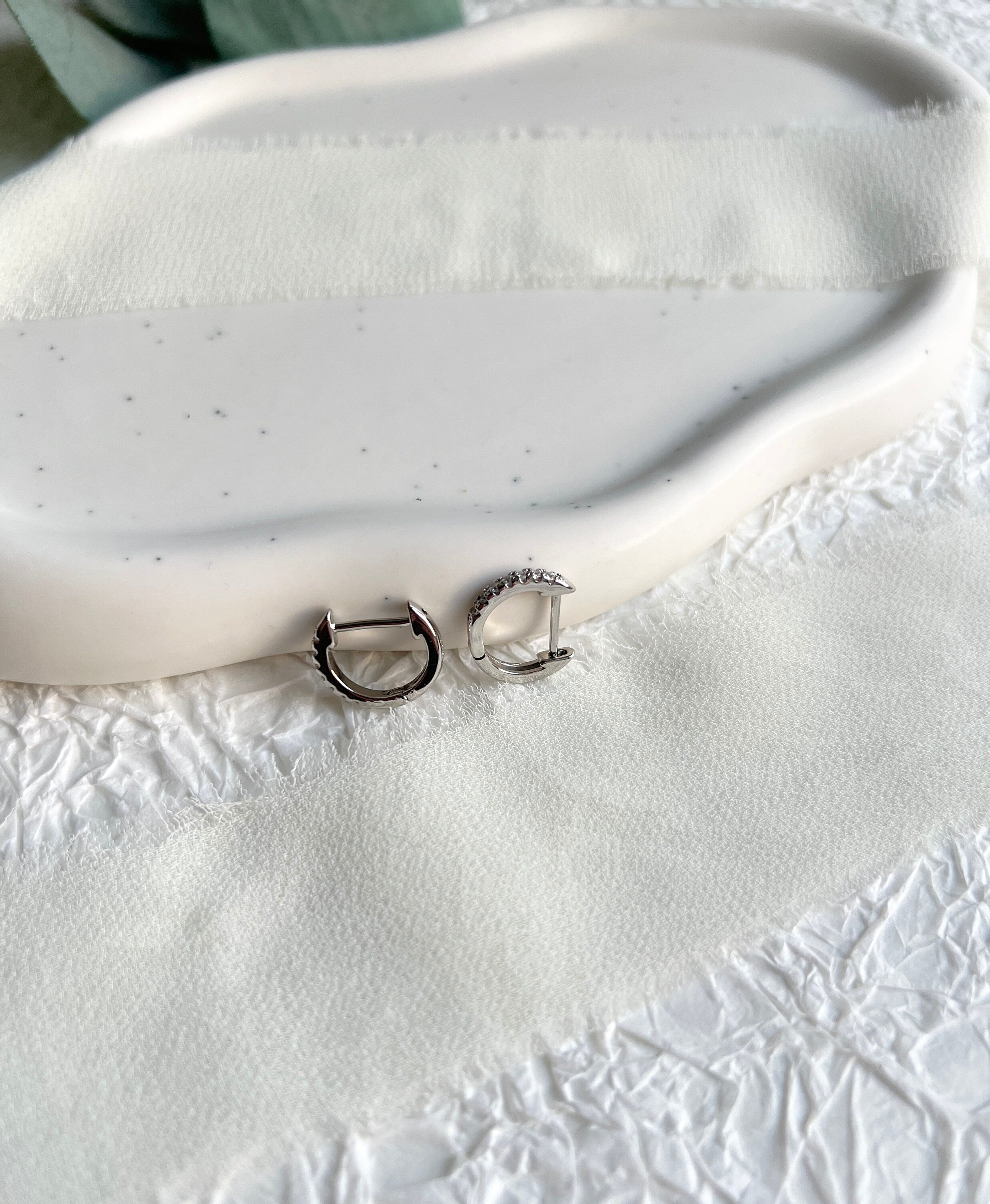 Silber Ohrringe, kleine Creolen, Cubic zirconia, rund, moderne Ohrringe, minimalistisch, Hoop-Ohrringe-Schmuckblüte
