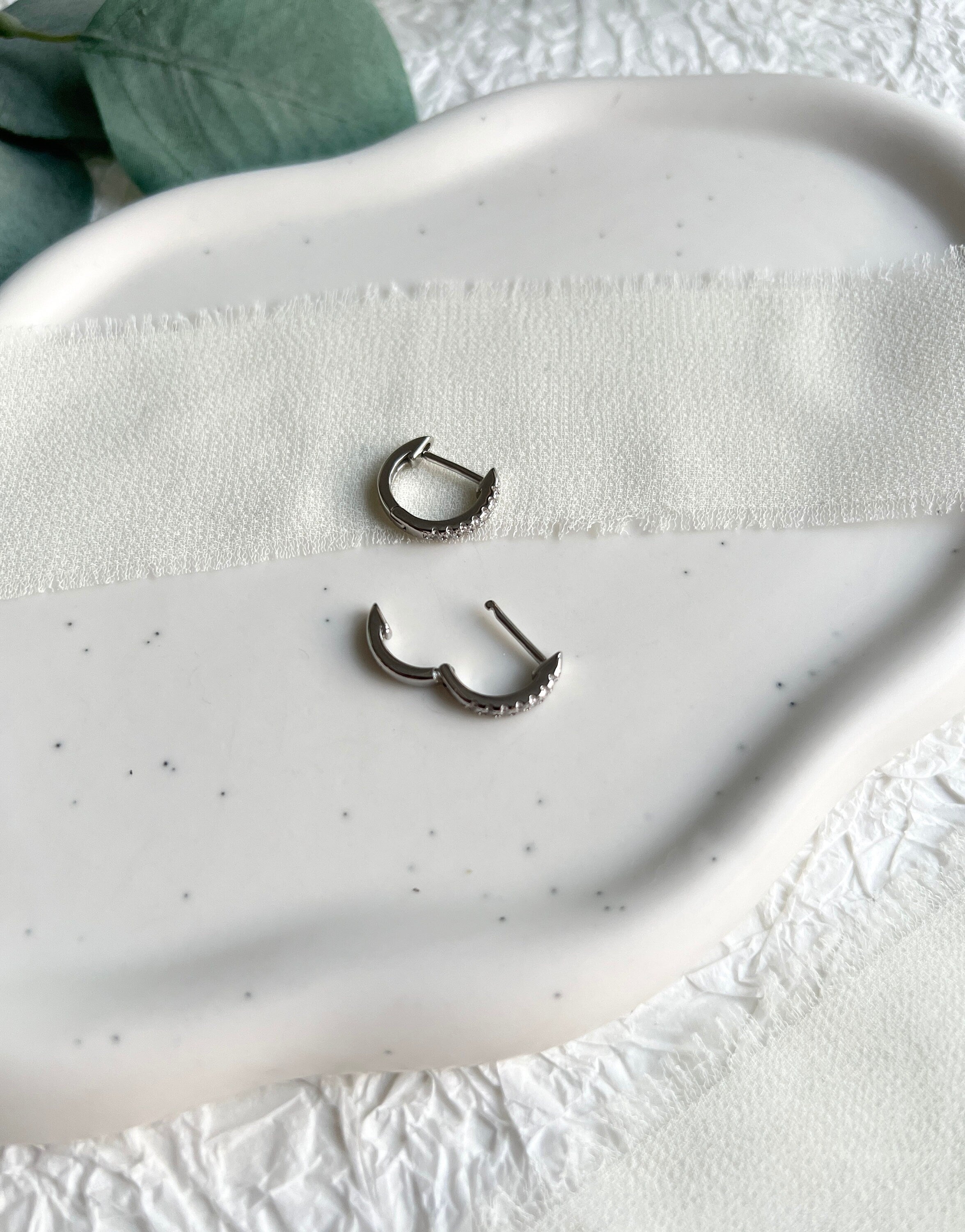 Silber Ohrringe, kleine Creolen, Cubic zirconia, rund, moderne Ohrringe, minimalistisch, Hoop-Ohrringe-Schmuckblüte