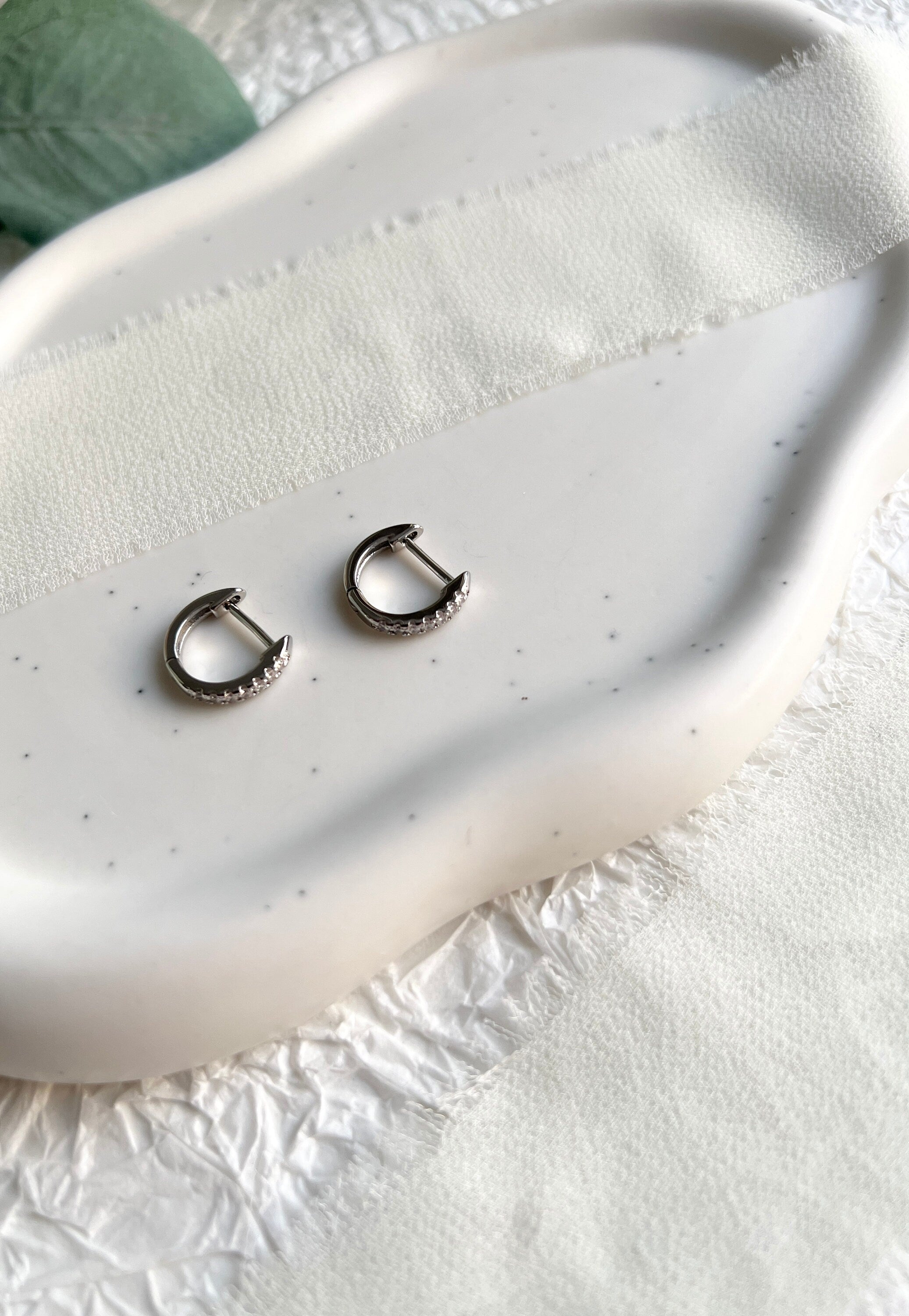 Silber Ohrringe, kleine Creolen, Cubic zirconia, rund, moderne Ohrringe, minimalistisch, Hoop-Ohrringe-Schmuckblüte