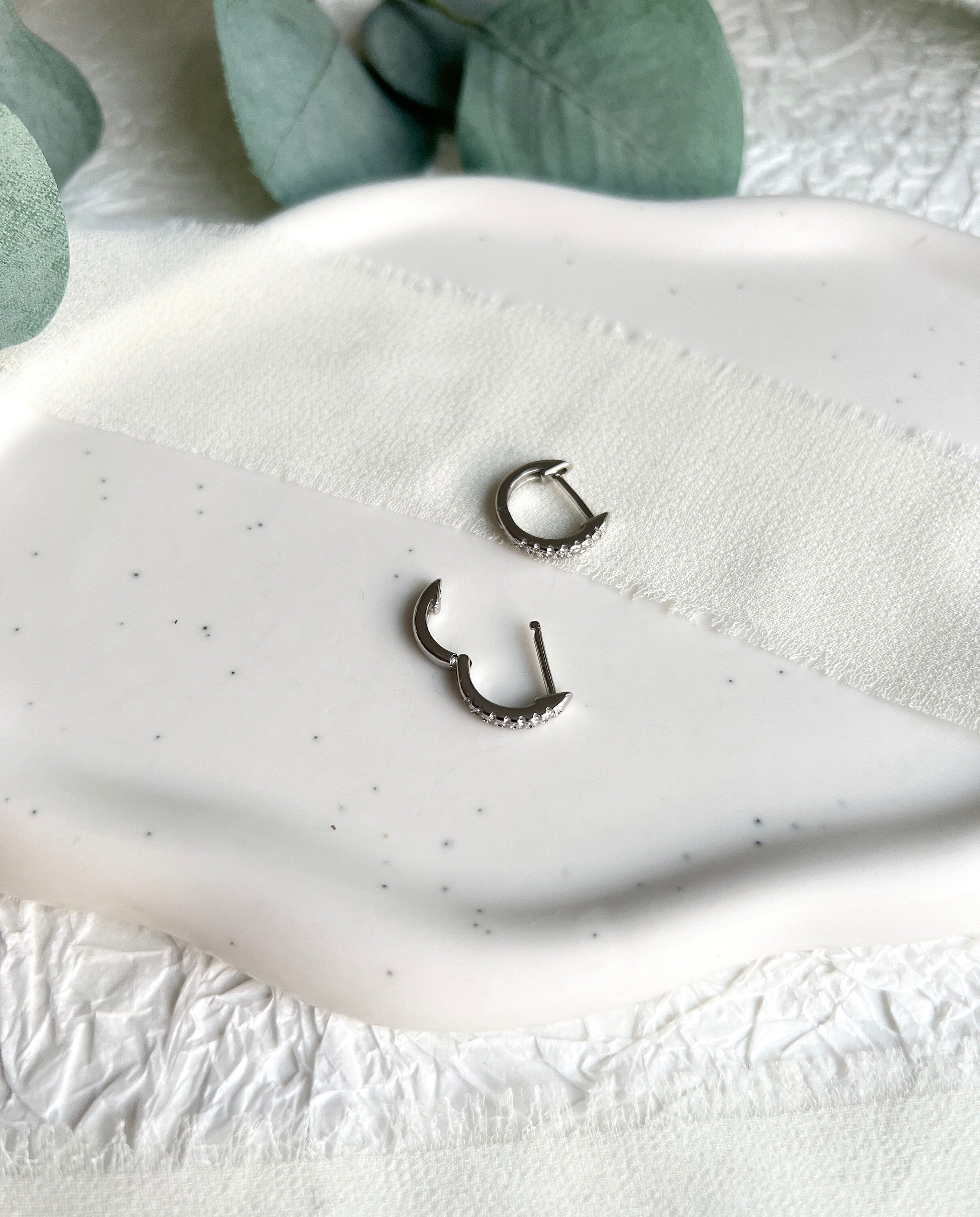 Silber Ohrringe, kleine Creolen, Cubic zirconia, rund, moderne Ohrringe, minimalistisch, Hoop-Ohrringe-Schmuckblüte