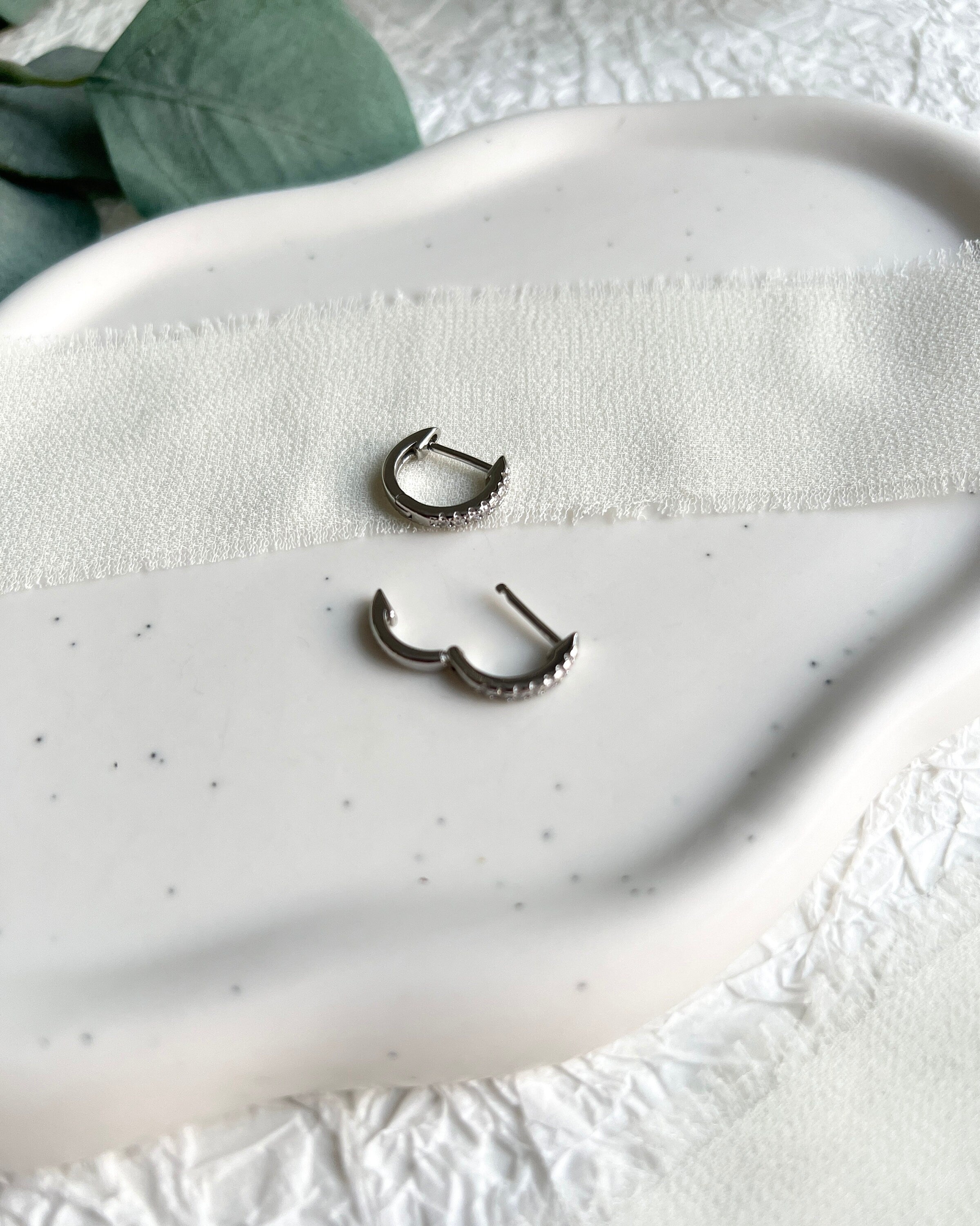Silber Ohrringe, kleine Creolen, Cubic zirconia, rund, moderne Ohrringe, minimalistisch, Hoop-Ohrringe-Schmuckblüte
