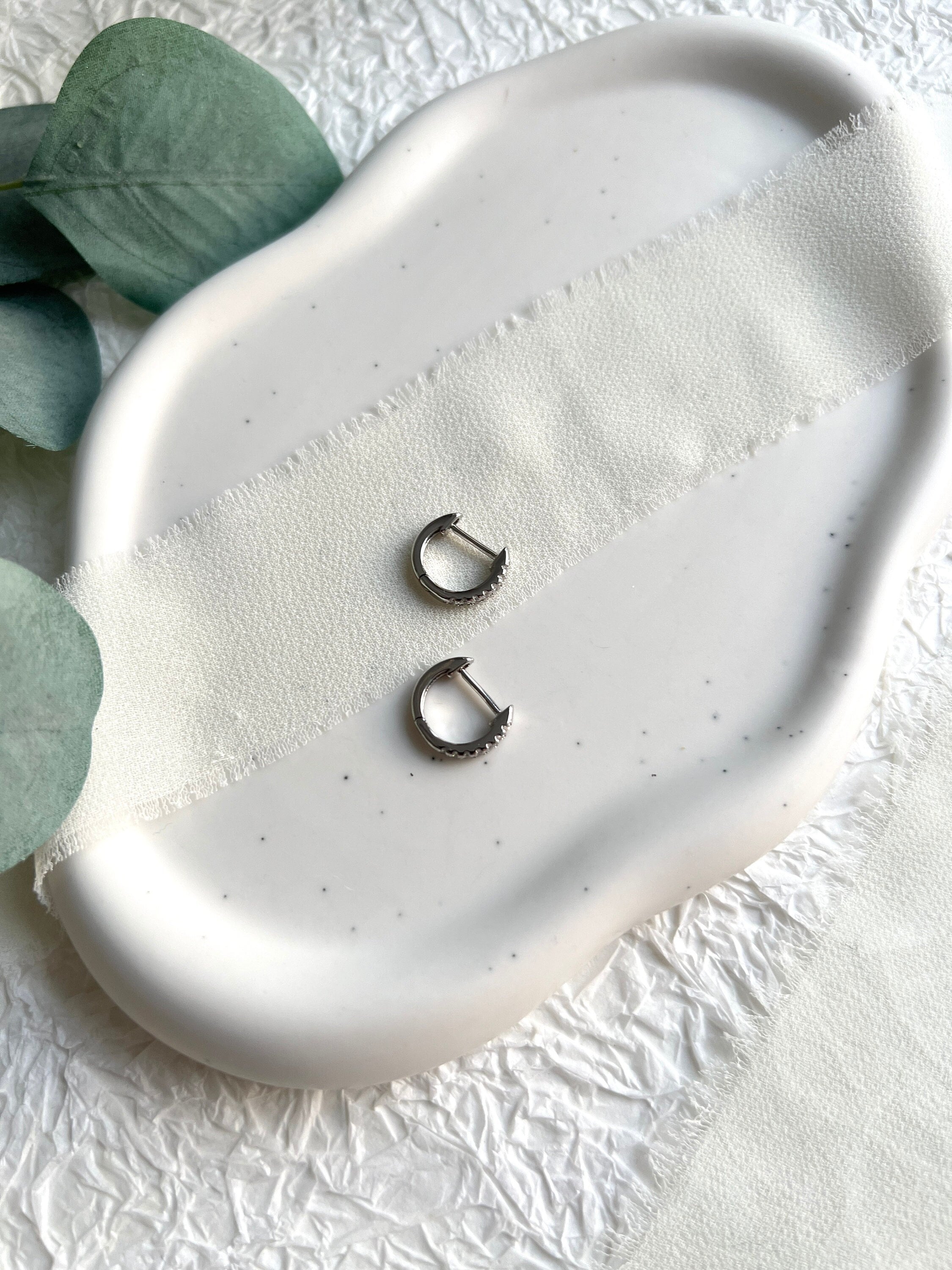 Silber Ohrringe, kleine Creolen, Cubic zirconia, rund, moderne Ohrringe, minimalistisch, Hoop-Ohrringe-Schmuckblüte