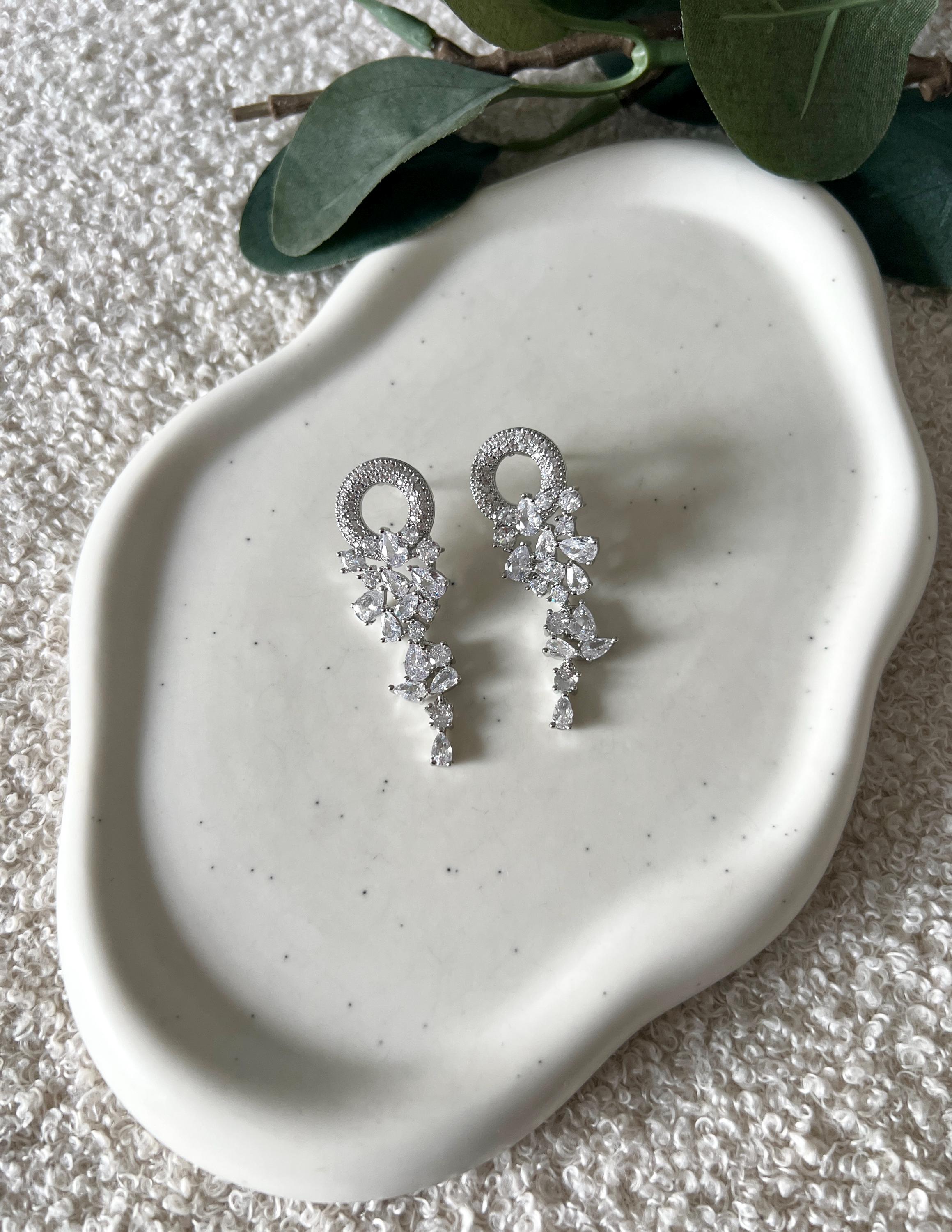 Moderne Brautohrringe, silberne Ohrringe, Schmuck Silber, Brautschmuck, Standesamtlook, Bride to Be, feine funkelnde Haengeohrringe, Brautjungfer, Schmuckbluete