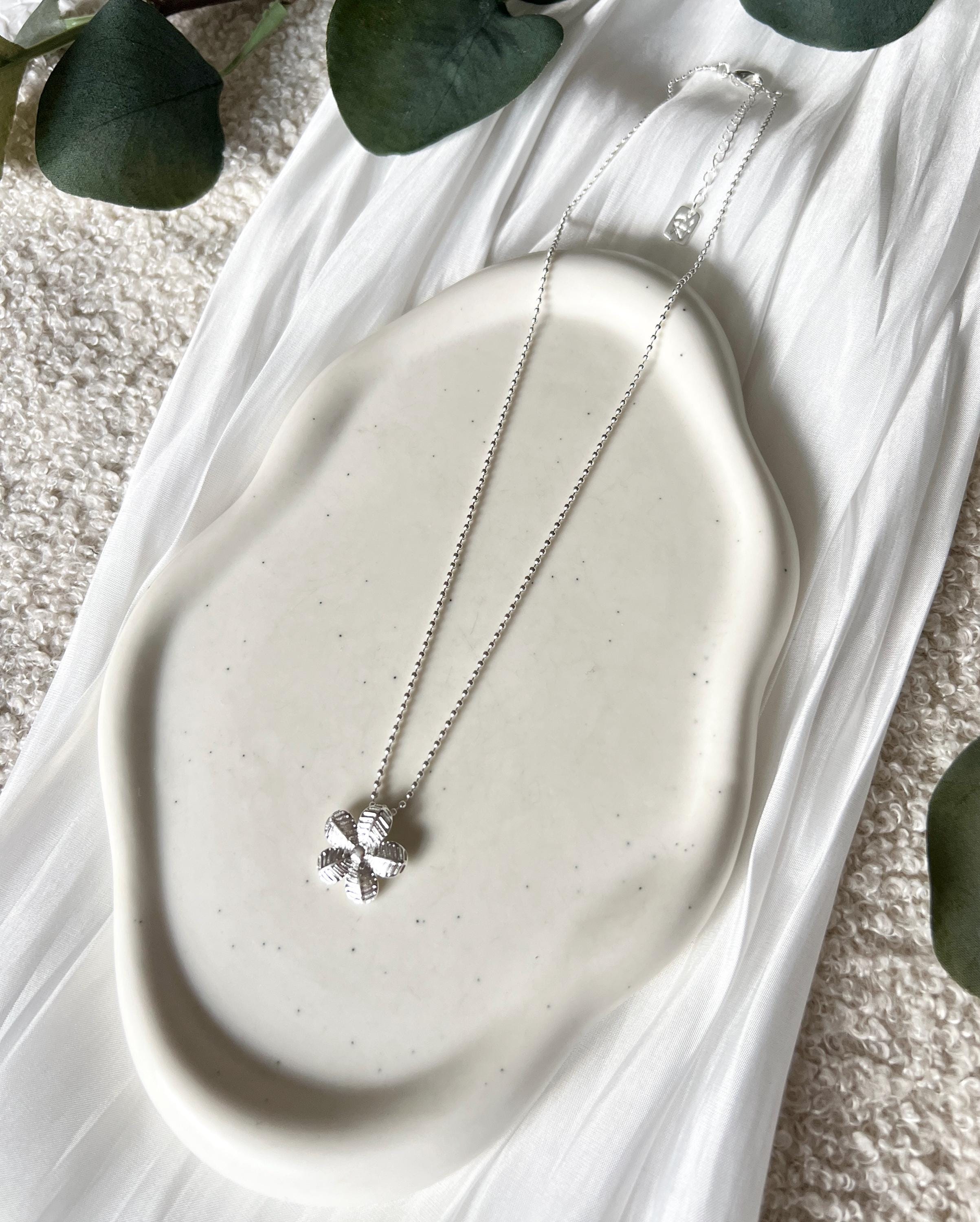 Halskette, Silber, Anhänger Blume, Brautjungfer, Kette, Kugelkette, feiner Schmuck, Geschenk für Sie, Brautschmuck, floraler Schmuck, Hochzeit