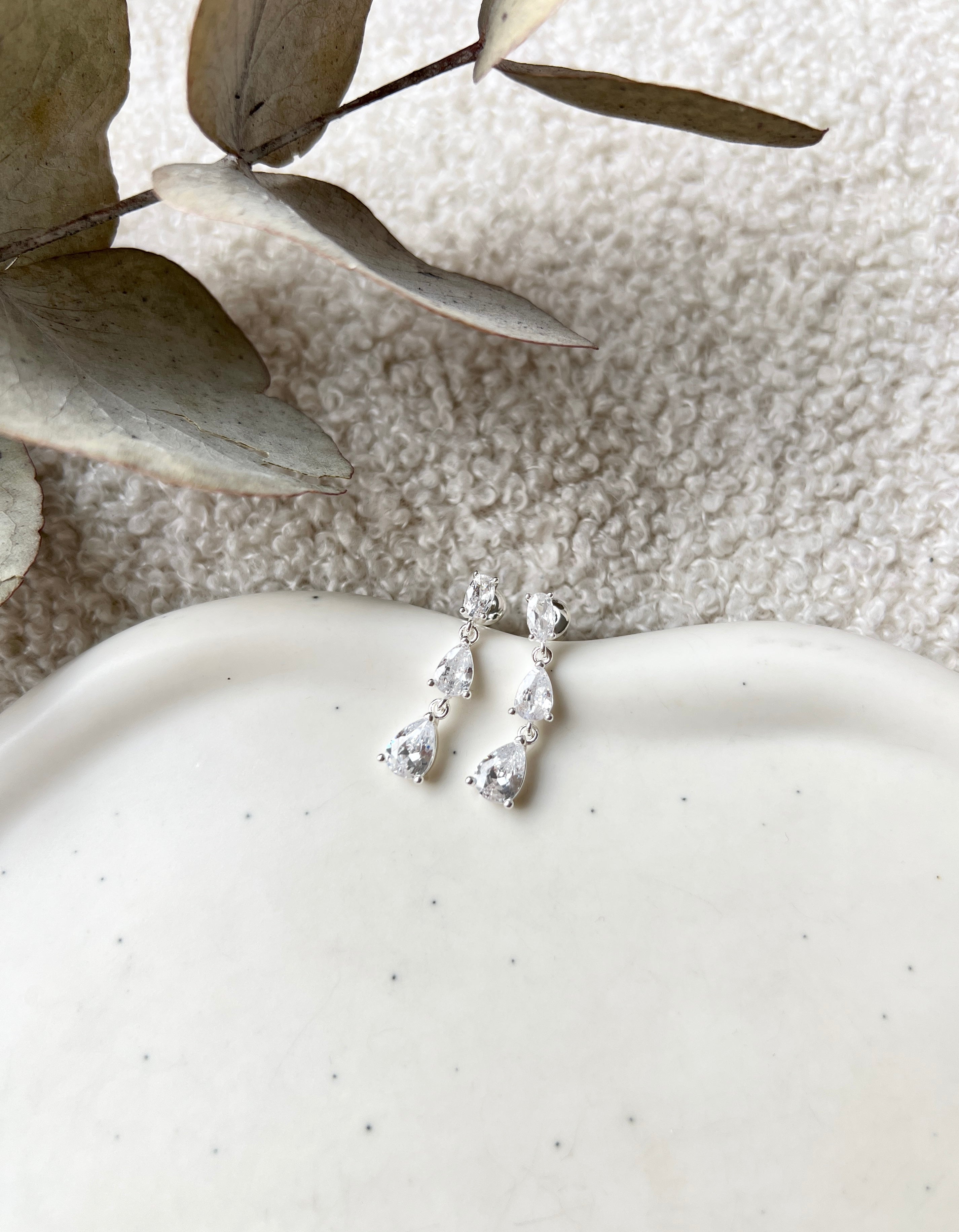 Schmuckset, Halskette und Ohrringe, Silber, feiner Hochzeitsschmuck, Brautschmuck, Brautohrringe und Brauthalskette, Damenschmuck, Schmuck Hochzeit, glaenzende Schmuckstuecke, Brautset, Brautjungfer, Geschenk fuer Sie, Geburtstagsgeschenk Frauen, Silberner Schmuck, Weddinginspiration
