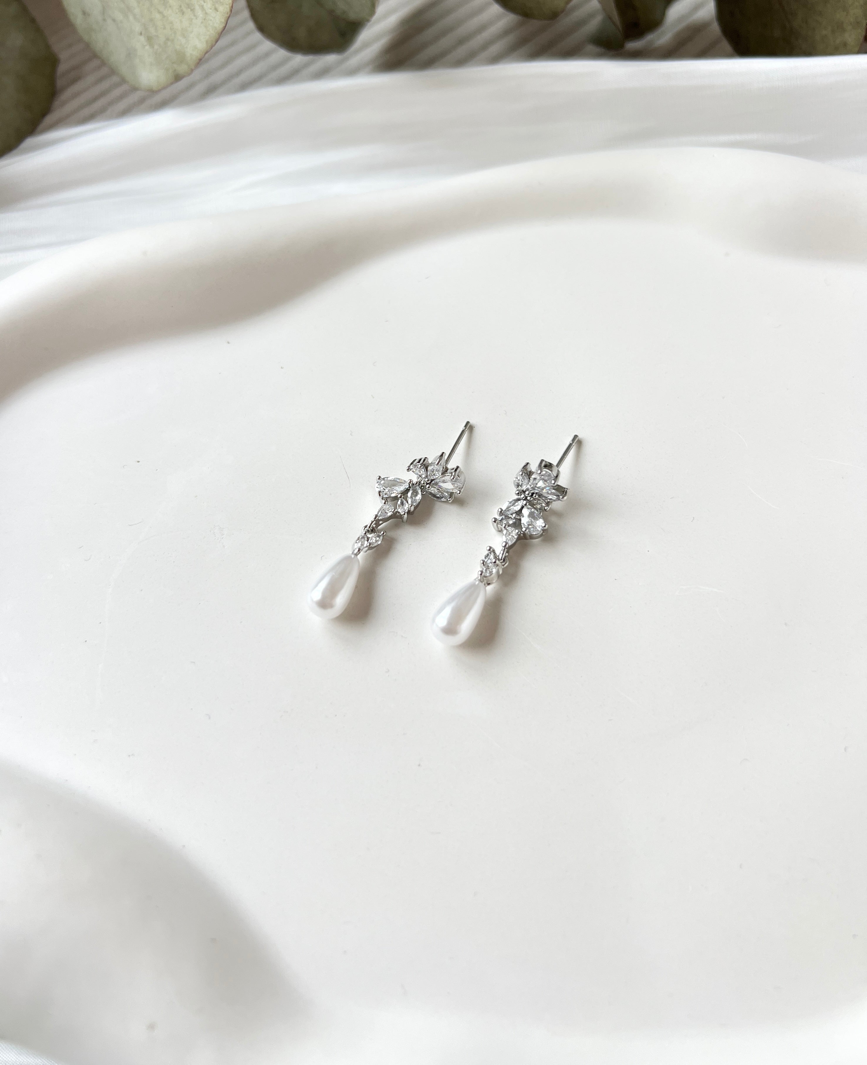 Hängende Perlenohrstecker mit ovalen weißen Perlen und funkelnden Zirkoniasteinen, moderne Brautohrringe, Gold oder Silber, Ohrringe fuer Frauen, Elegante Ohrstecker fuer die Braut, Brautjungfer oder Trauzeugin, hochwertiger Schmuck Hochzeit, Geschenk fuer Sie, Weihnachtsgeschenk Frauen, feiner Damenschmuck