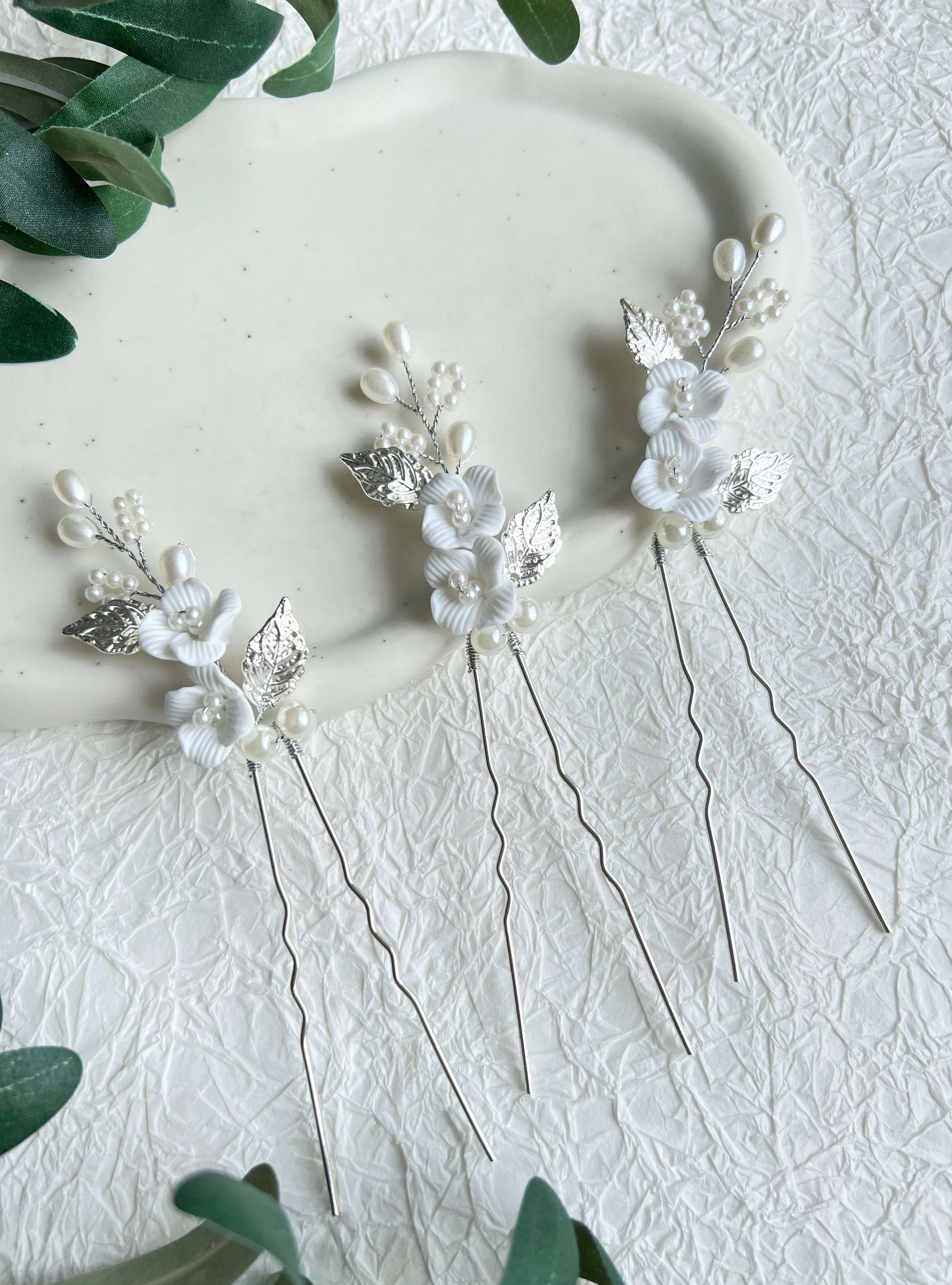 Brauthaarschmuck, Haarnadeln, 3 Stück, Silber oder Gold, Weiße Perlen, silberne oder goldene Blätter, weiße Blumen, Blumenschmuck, Brautschmuck, Brautfrisur, floraler Schmuck, Hochzeit