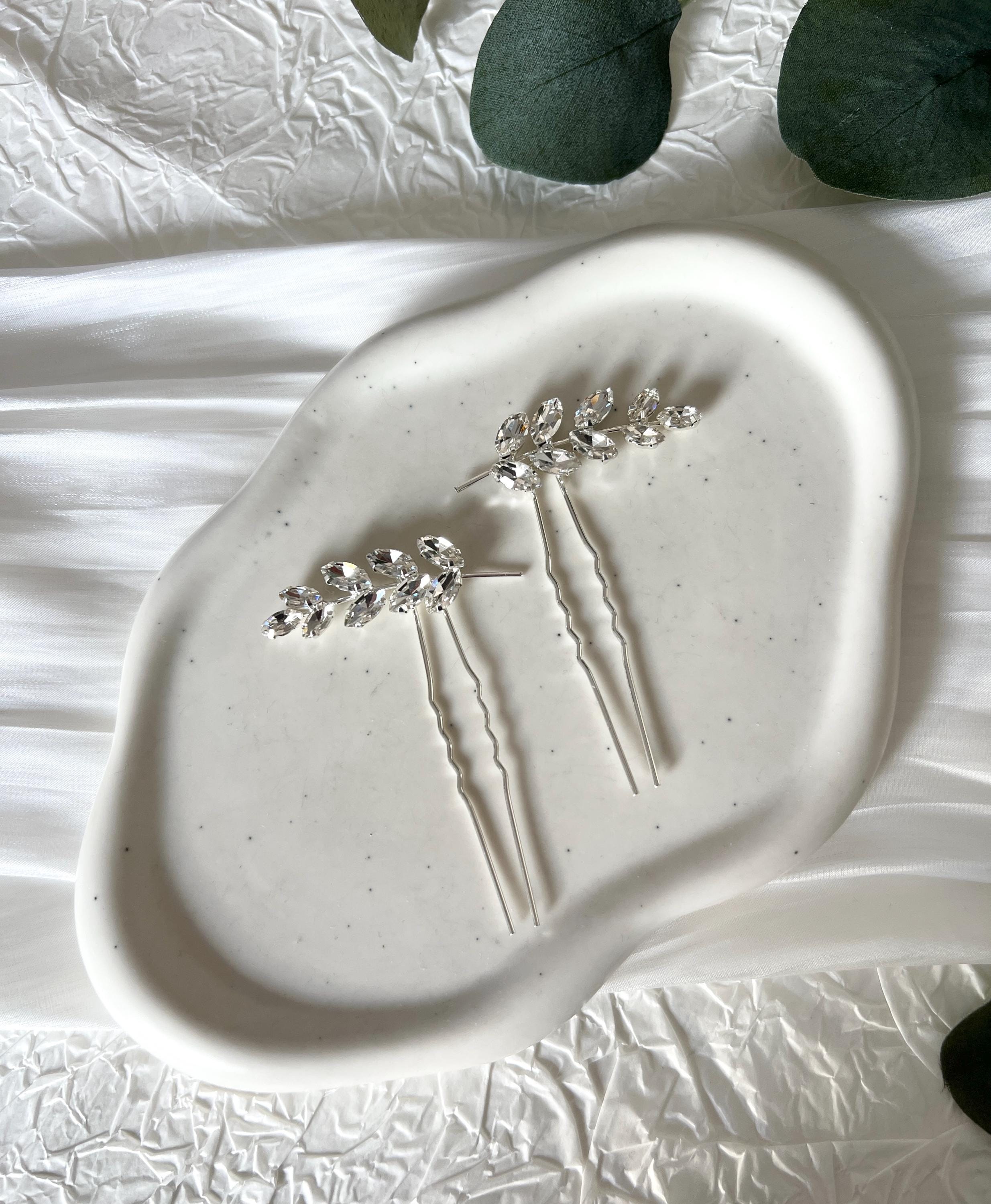Feine Haarnadeln, 2 Stueck, Brautset, silberne Haarnadeln in Blaetterform, Strassteine, hell Silber, edler Brauthaarschmuck, Brautfrisur, moderner Hochzeitsschmuck, Schmuck Hochzeit, hochwertige Haarspangen