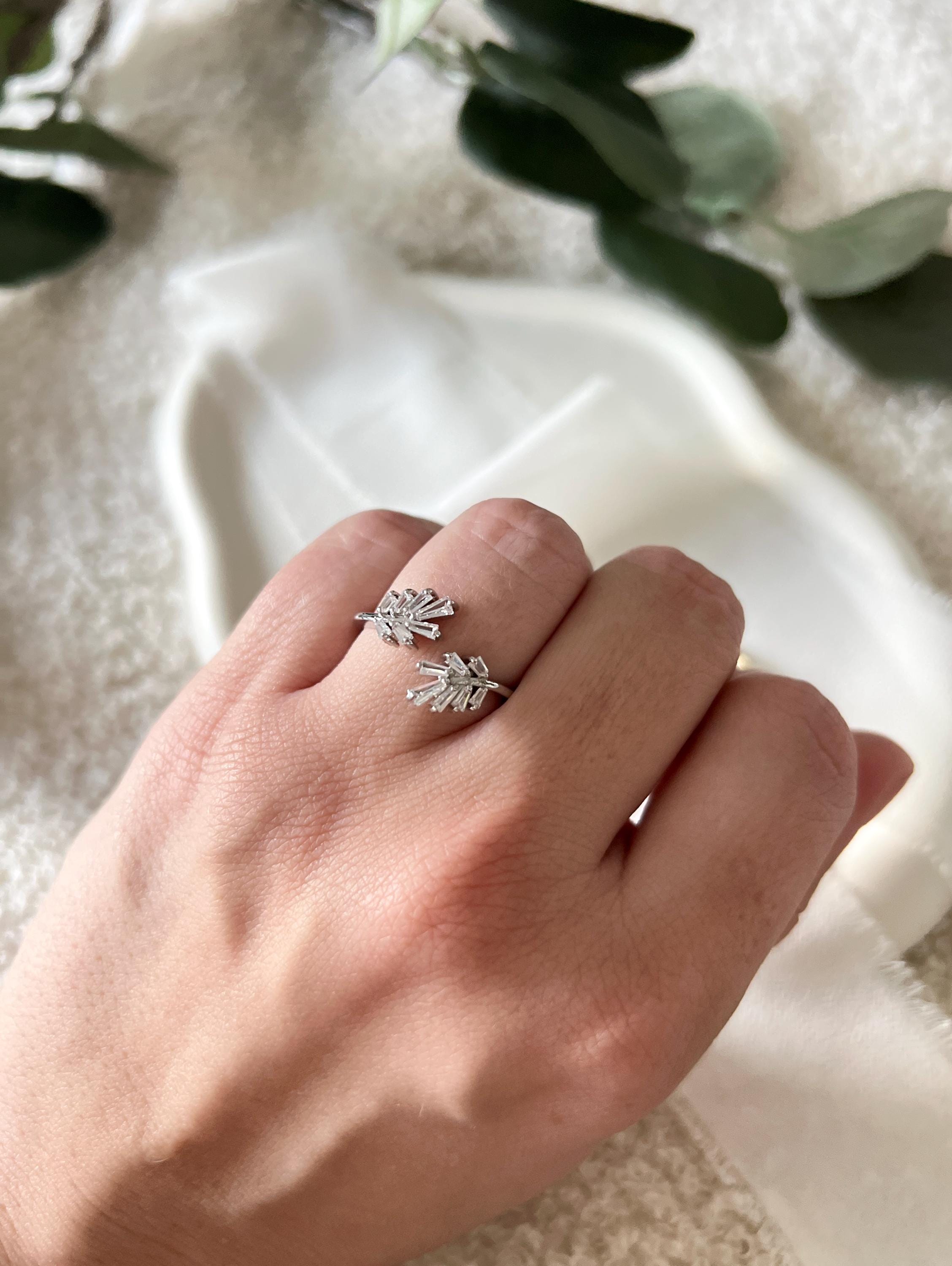 Feiner silberner Ring, glaenzende Strasssteine, filigraner Schmuck, offener Fingerschmuck, verstellbar, Einheitsgröße, Weihnachtsgeschenk, Geburtstagsgeschenk, Schmuck Frauen, eleganter Damenschmuck