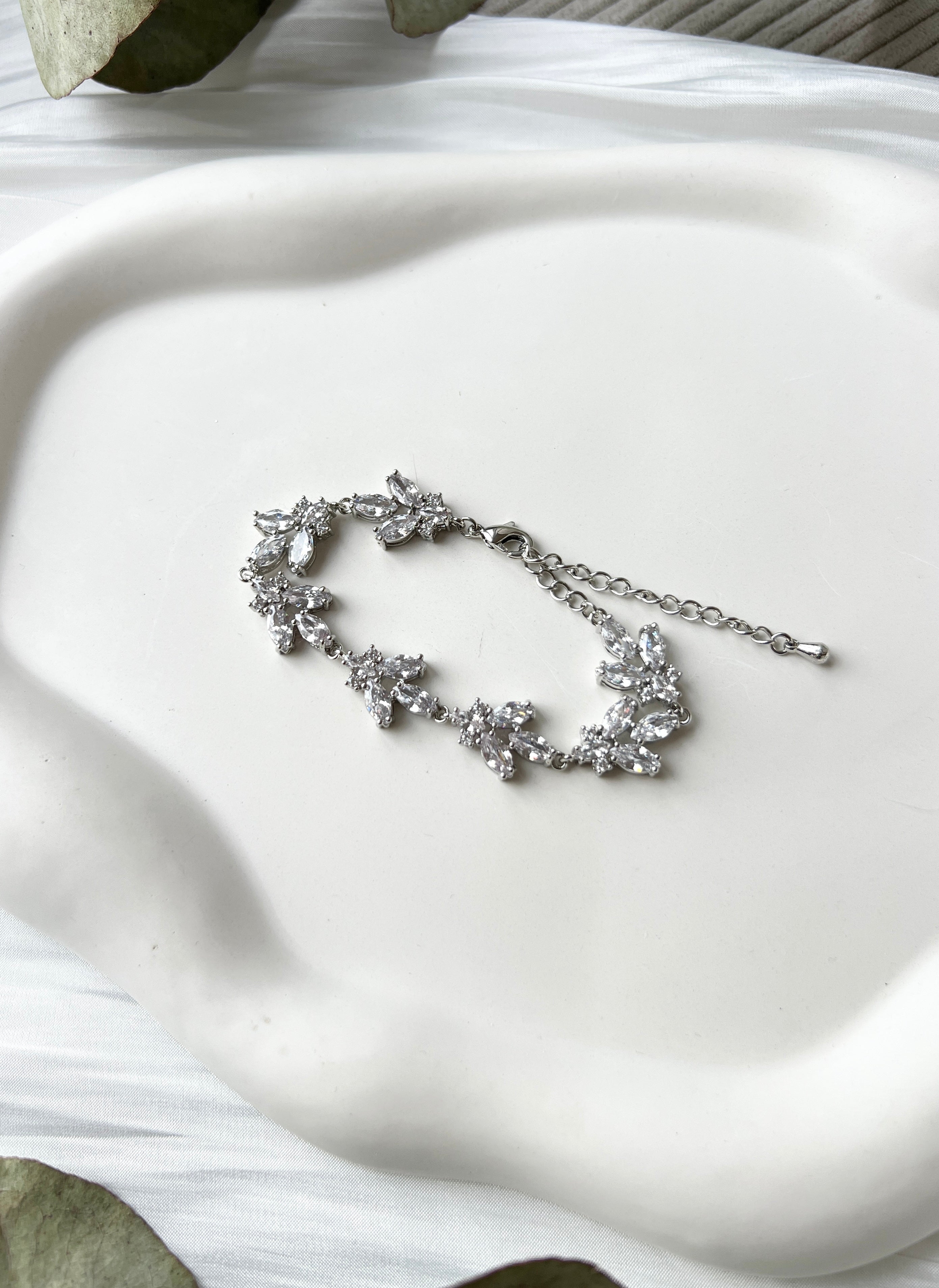 Silbernes Armband, Brautarmband mit funkelnden Zirkoniasteinen, Silber Brautschmuck, verstellbare Laenge, Schmuck Hochzeit, edler Brautjungfernschmuck, Standesamt, Brautlook, Geschenk für Sie, Weihnachtsgeschenk Frauen, Damenschmuck