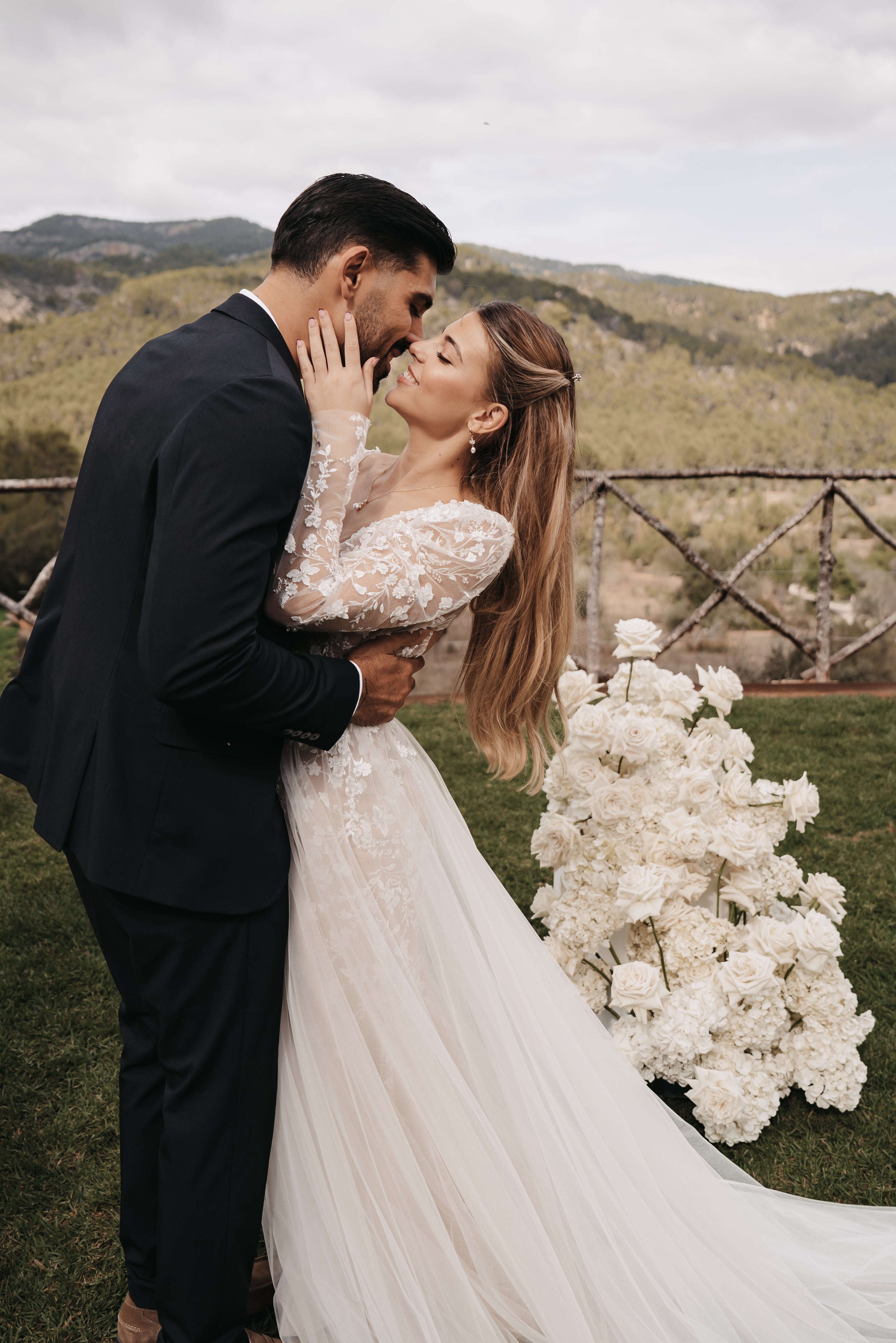 feine goldene Halskette mit einem eleganten Perlenanhaenger, Perlenhalskette, goldene Kette, Eleganter Brautschmuck, Brauthalskette, funkelnder Zirkoniaanhänger, Damenschmuck, Geschenk fuer Sie, Weihnachtsgeschenk Frauen, Schmuck Hochzeit