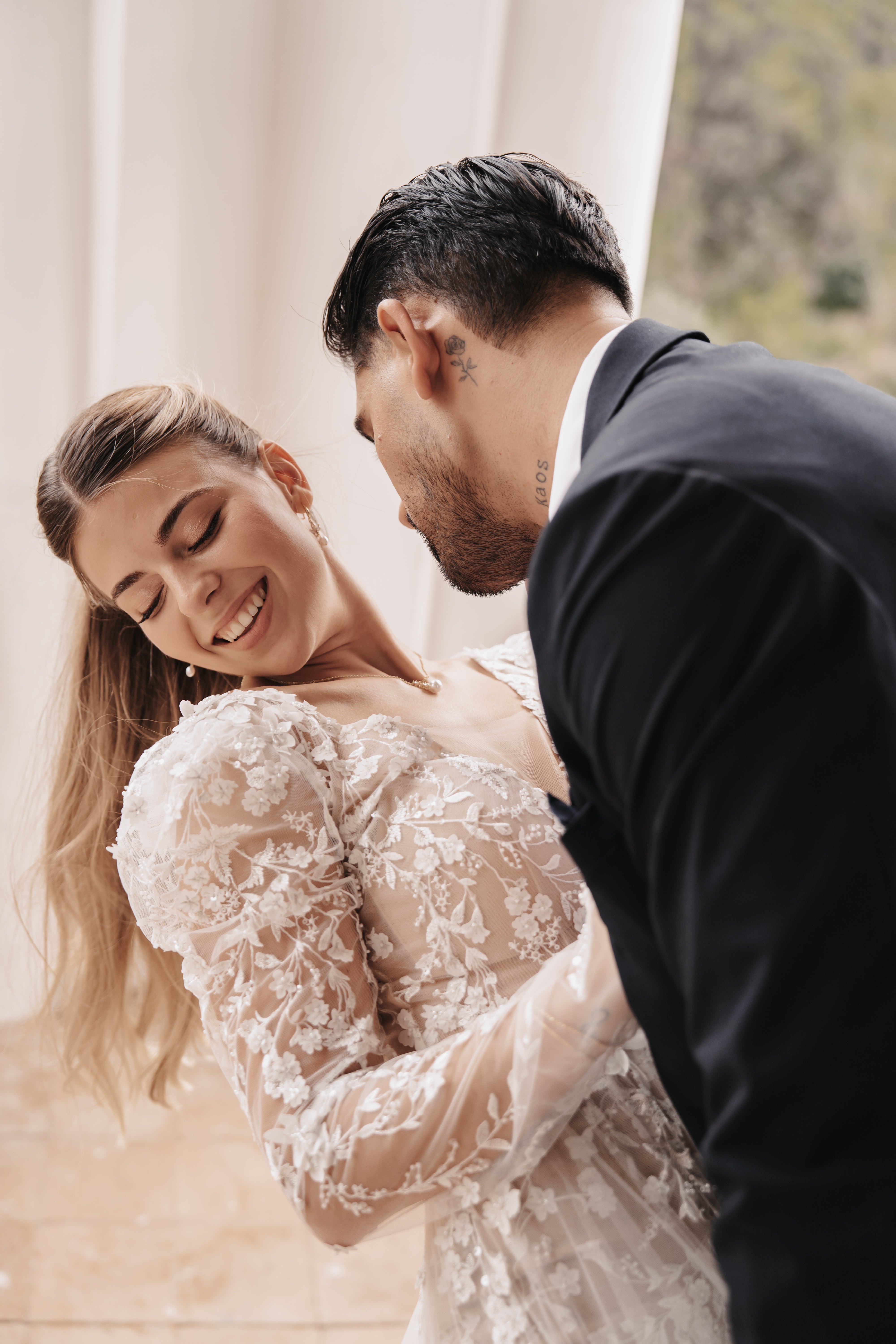 feine goldene Halskette mit einem eleganten Perlenanhaenger, Perlenhalskette, goldene Kette, Eleganter Brautschmuck, Brauthalskette, funkelnder Zirkoniaanhänger, Damenschmuck, Geschenk fuer Sie, Weihnachtsgeschenk Frauen, Schmuck Hochzeit, Styled Shooting, Weddinginspiration