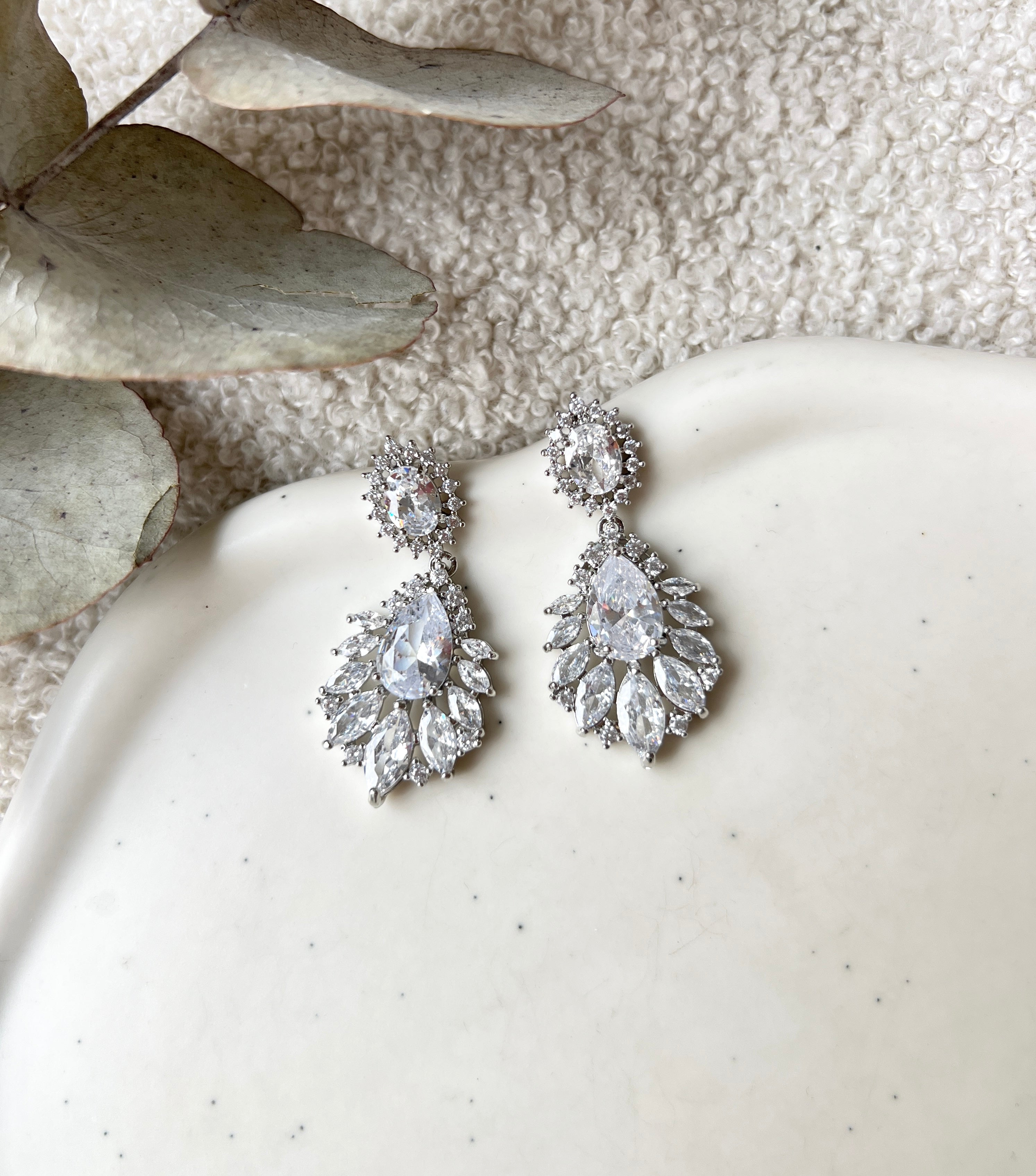 Elegante silberne Ohrringe, feiner Brautschmuck, Brautohrringe, Schmuck fuer die Hochzeit, Hochzeitsschmuck, glaenzende Haengeohrringe, moderner Statementschmuck