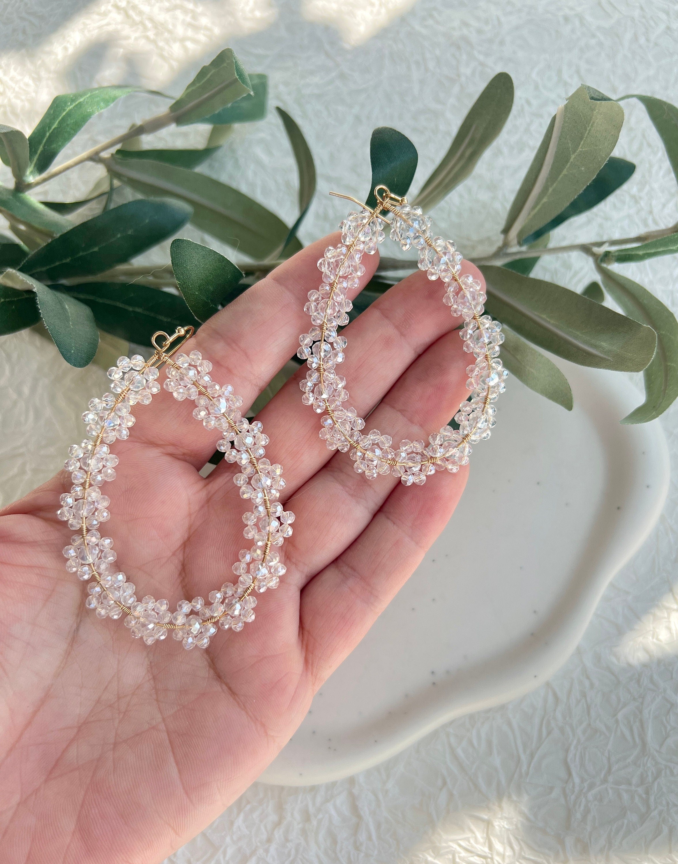 Feine goldene Ohrringe mit transparenten zarten Perlen, ovale Brautohrringe, hochwertiger Brautschmuck, Schmuck fuer die Hochzeit