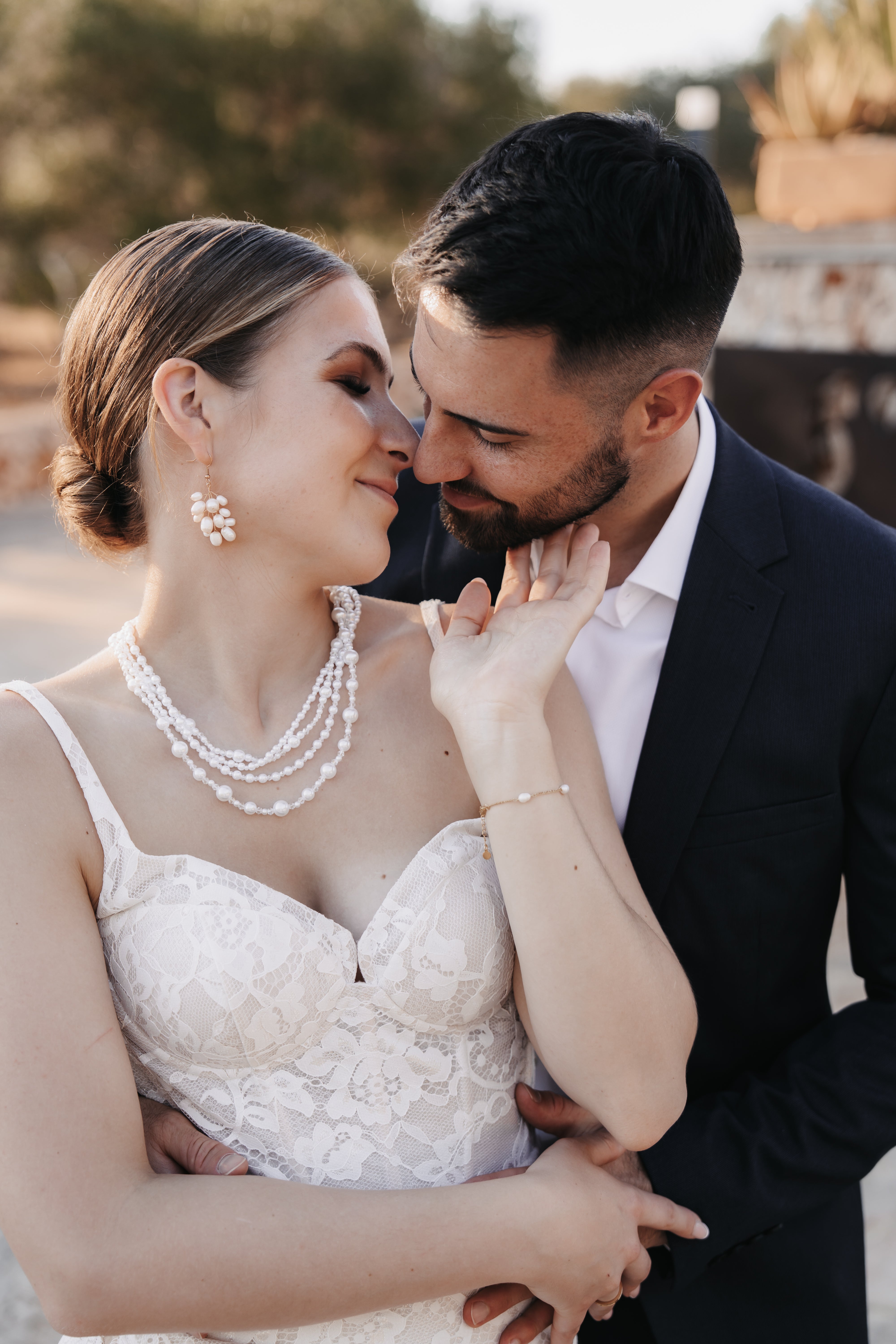 Ohrringe Braut, weiße Perlen, Gold, Hängeohrringe, elegante Brautohrringe, Hochzeit, Schmuck, Brautschmuck, Ohrschmuck Brautjungfer, Perlenschmuck, feine Perlenohrringe