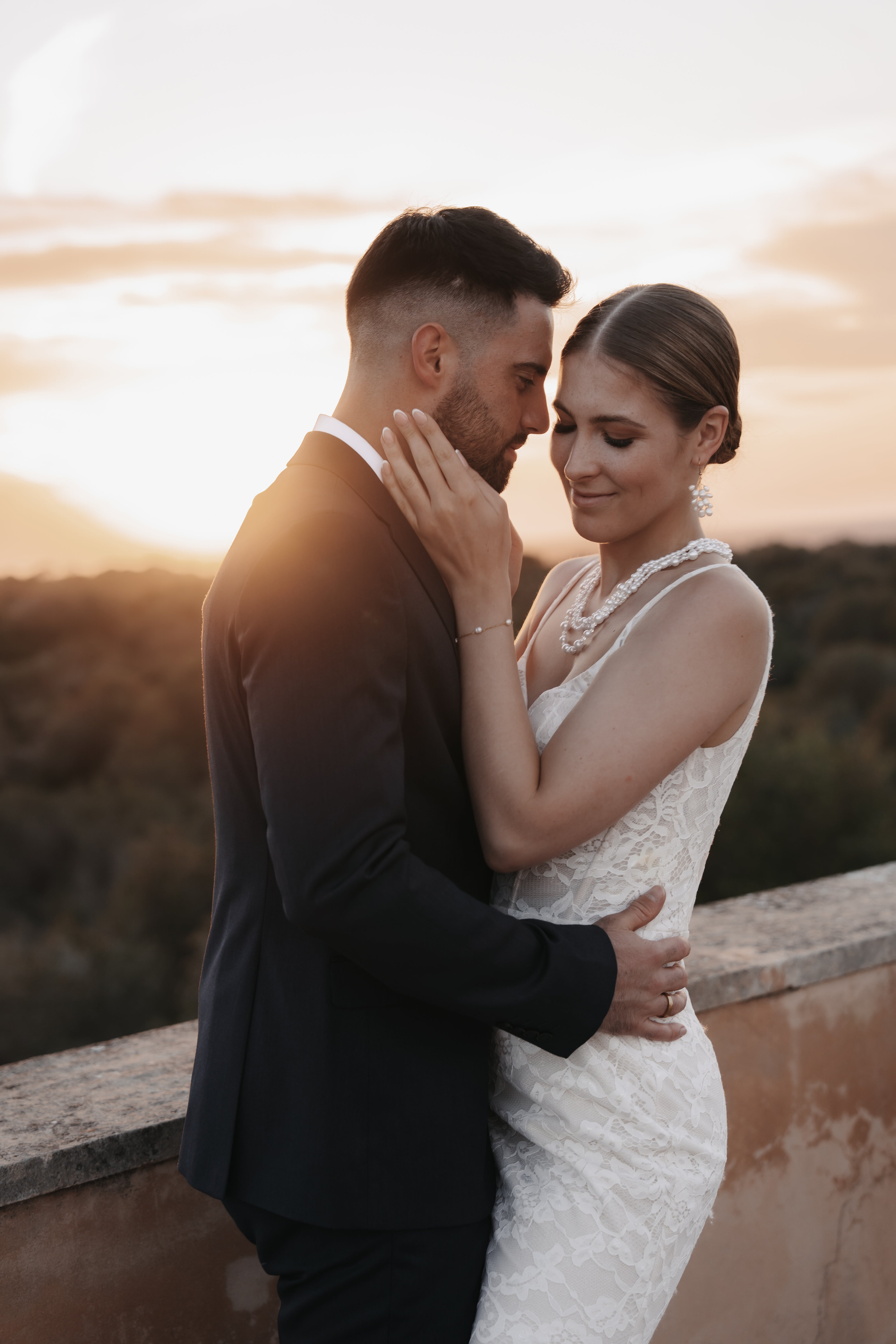 Ohrringe Braut, weiße Perlen, Gold, Hängeohrringe, elegante Brautohrringe, Hochzeit, Schmuck, Brautschmuck, Ohrschmuck Brautjungfer, Perlenschmuck, feine Perlenohrringe