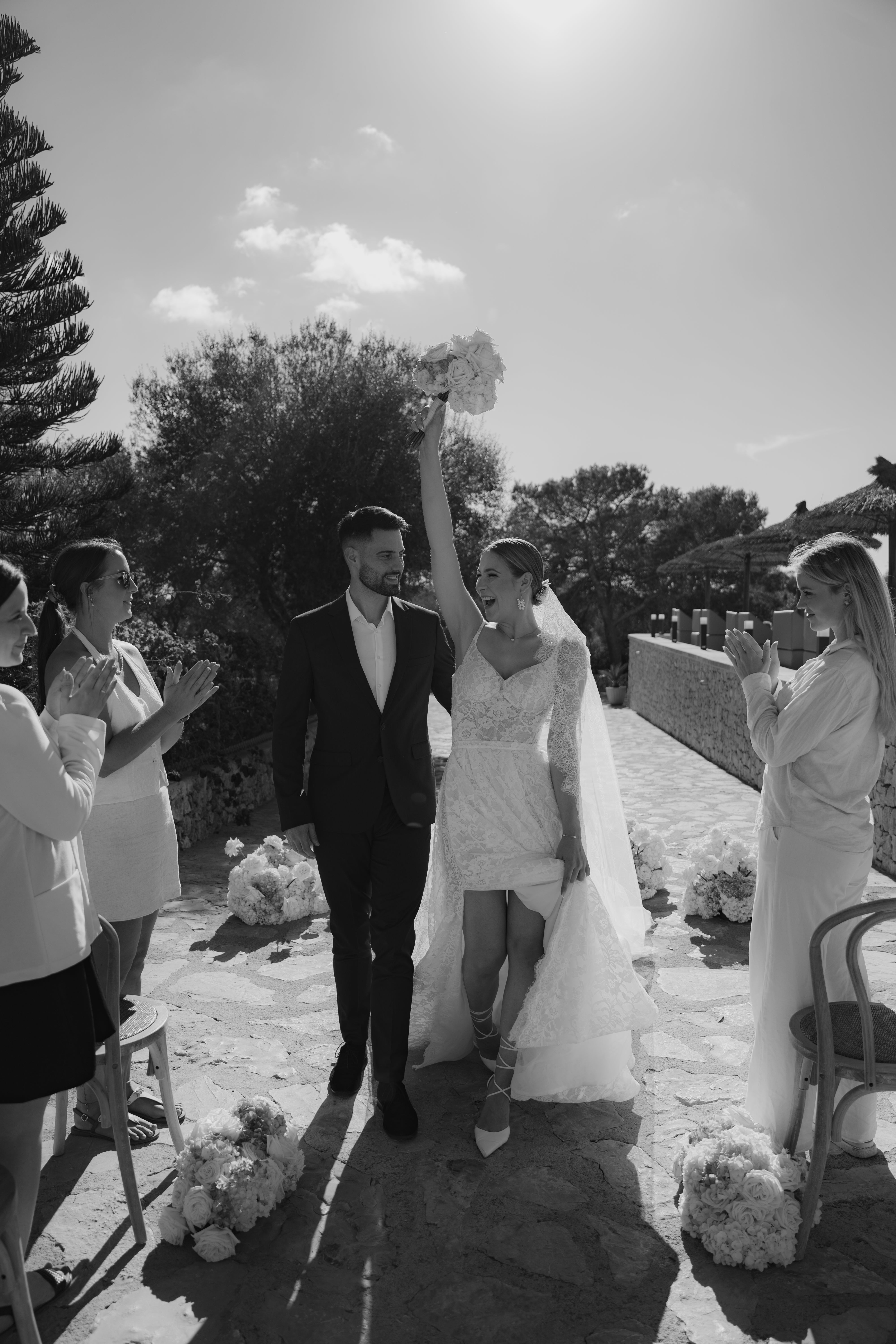 Ohrringe Braut, weiße Perlen, Gold, Hängeohrringe, elegante Brautohrringe, Hochzeit, Schmuck, Brautschmuck, Ohrschmuck Brautjungfer, Perlenschmuck, feine Perlenohrringe