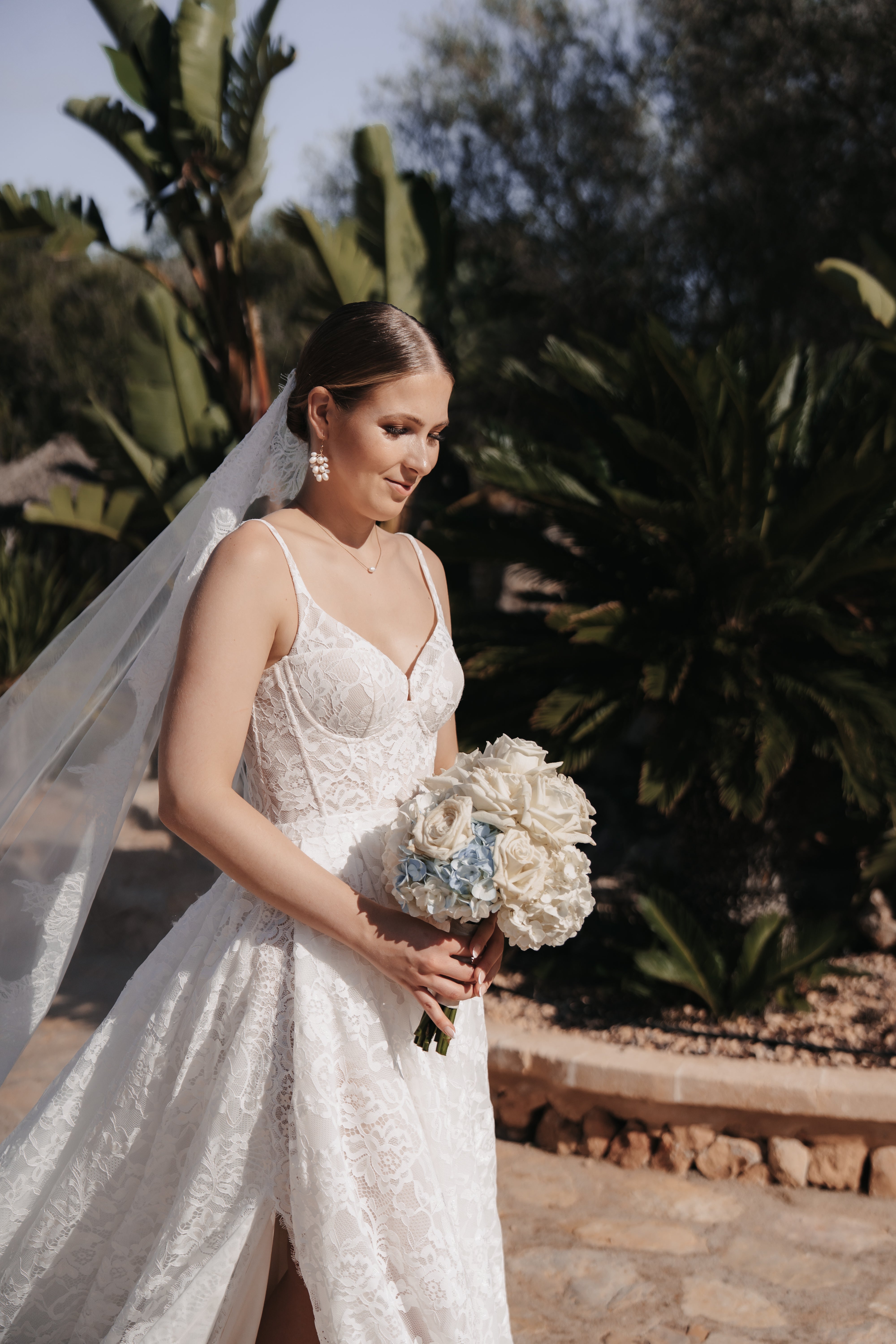 Ohrringe Braut, weiße Perlen, Gold, Hängeohrringe, elegante Brautohrringe, Hochzeit, Schmuck, Brautschmuck, Ohrschmuck Brautjungfer, Perlenschmuck, feine Perlenohrringe