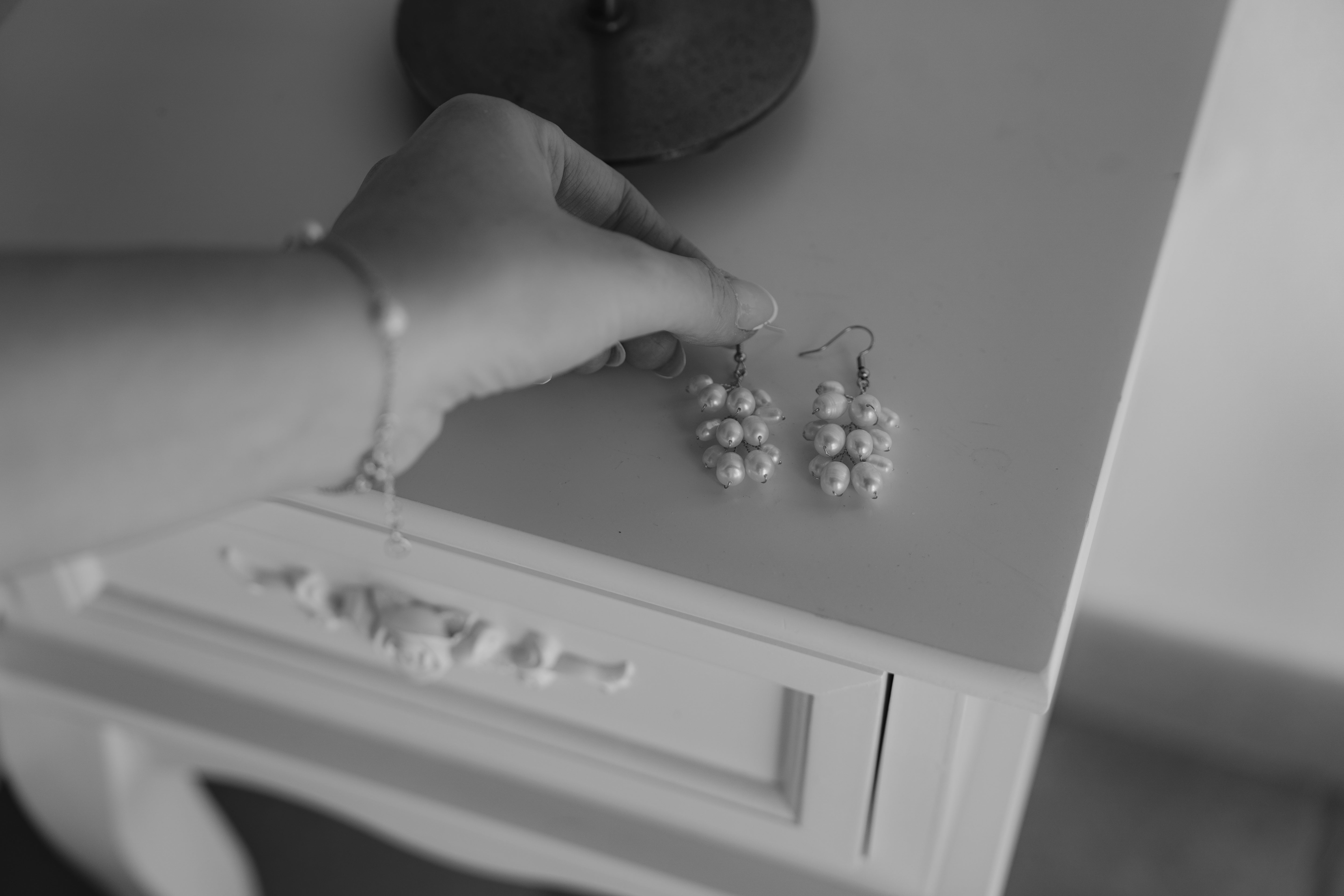 Ohrringe Braut, weiße Perlen, Gold, Hängeohrringe, elegante Brautohrringe, Hochzeit, Schmuck, Brautschmuck, Ohrschmuck Brautjungfer, Perlenschmuck, feine Perlenohrringe