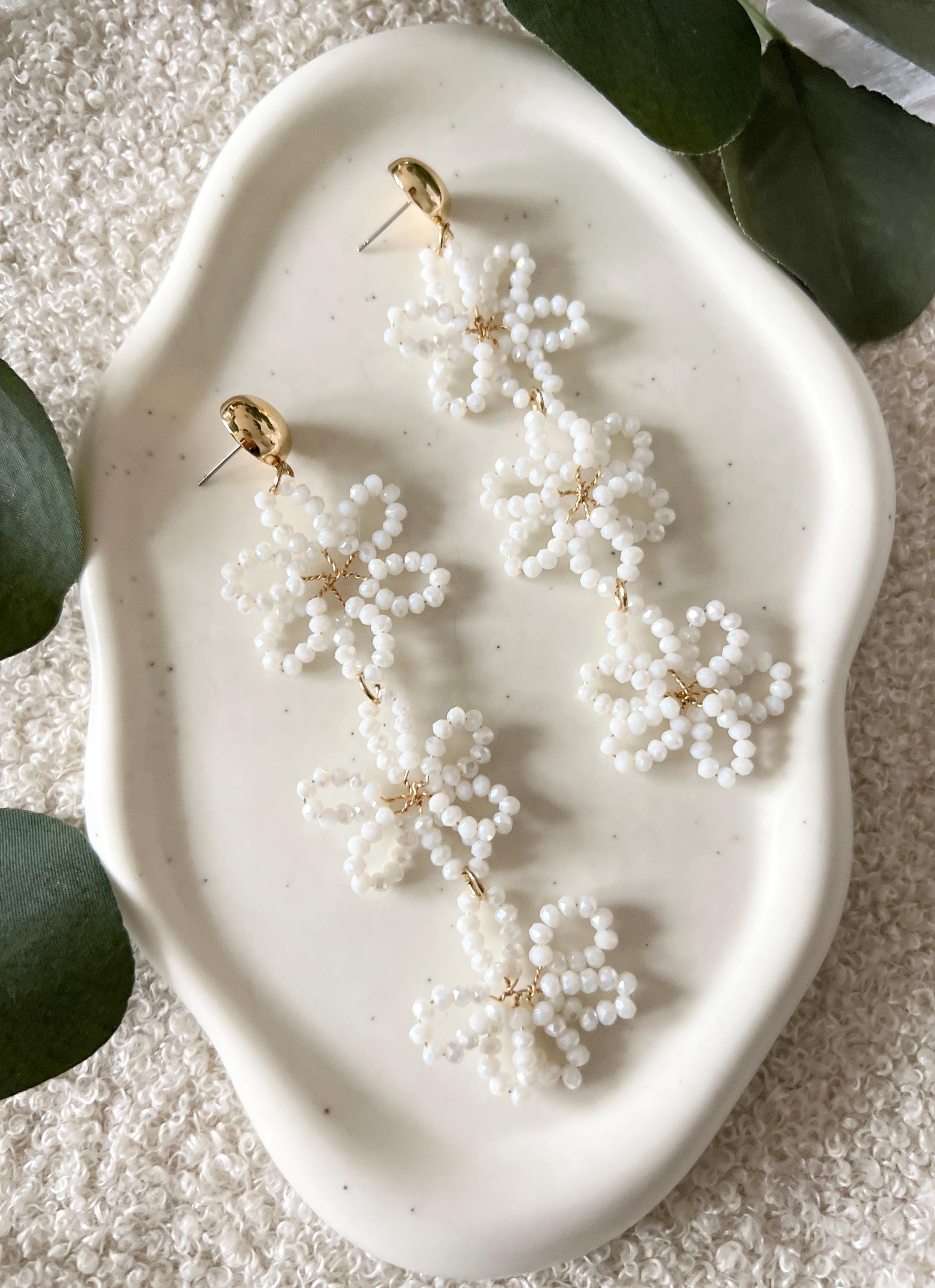 moderne Perlenohrringe Braut, Blütenohrringe, Ohrringe Standesamt Hochzeit, Brautjungfer, weiß und gold, lange Brautohrringe, hochwertiger Brautschmuck, Ohrstecker