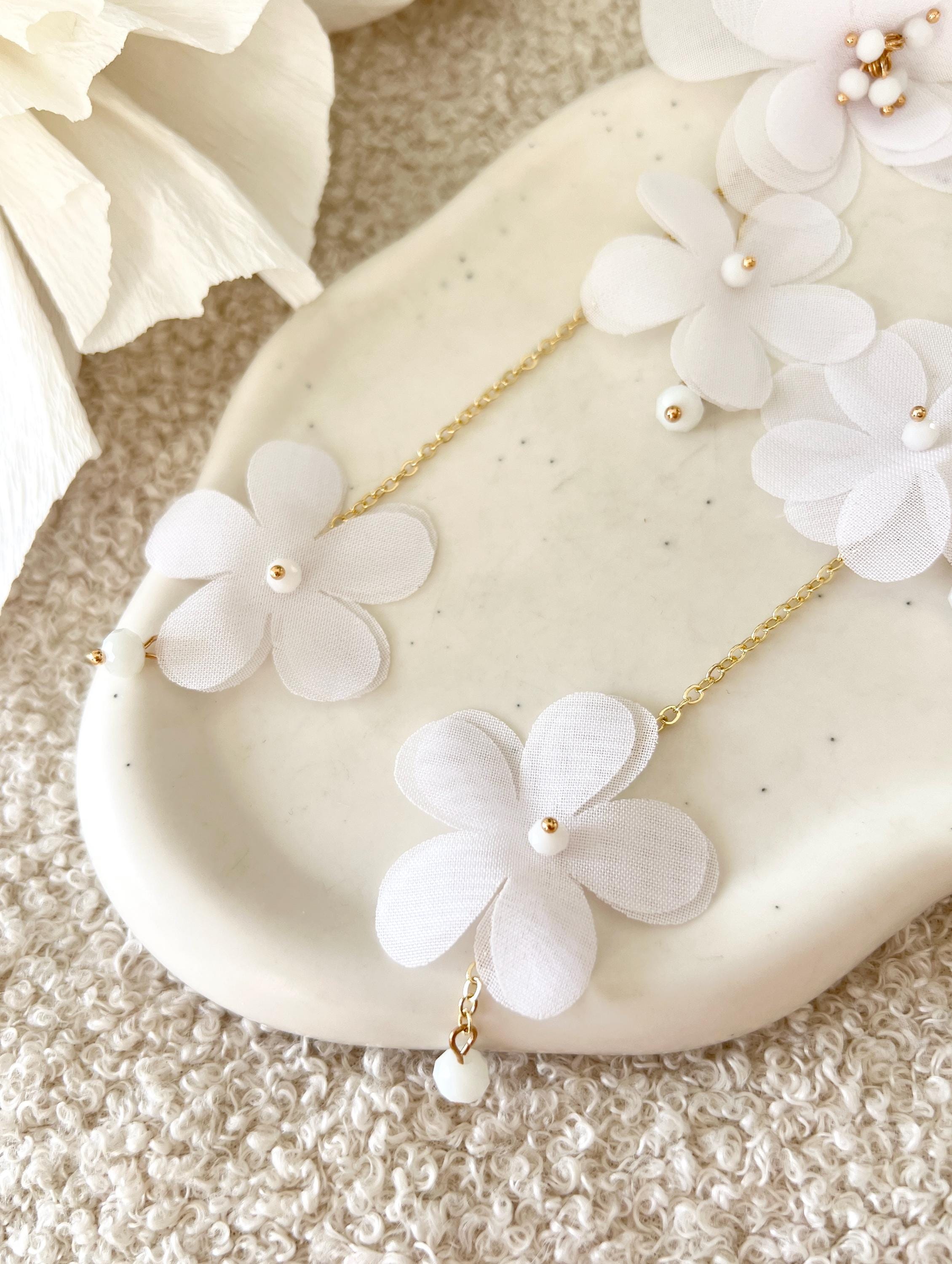 Bluetenohrringe, weiße Büten Stoff, lange Hängeohrringe, Brautschmuck, moderne Ohrstecker Standesamt Hochzeit, Brautohrringe, Blumen Ohrschmuck, Braut Zubehör