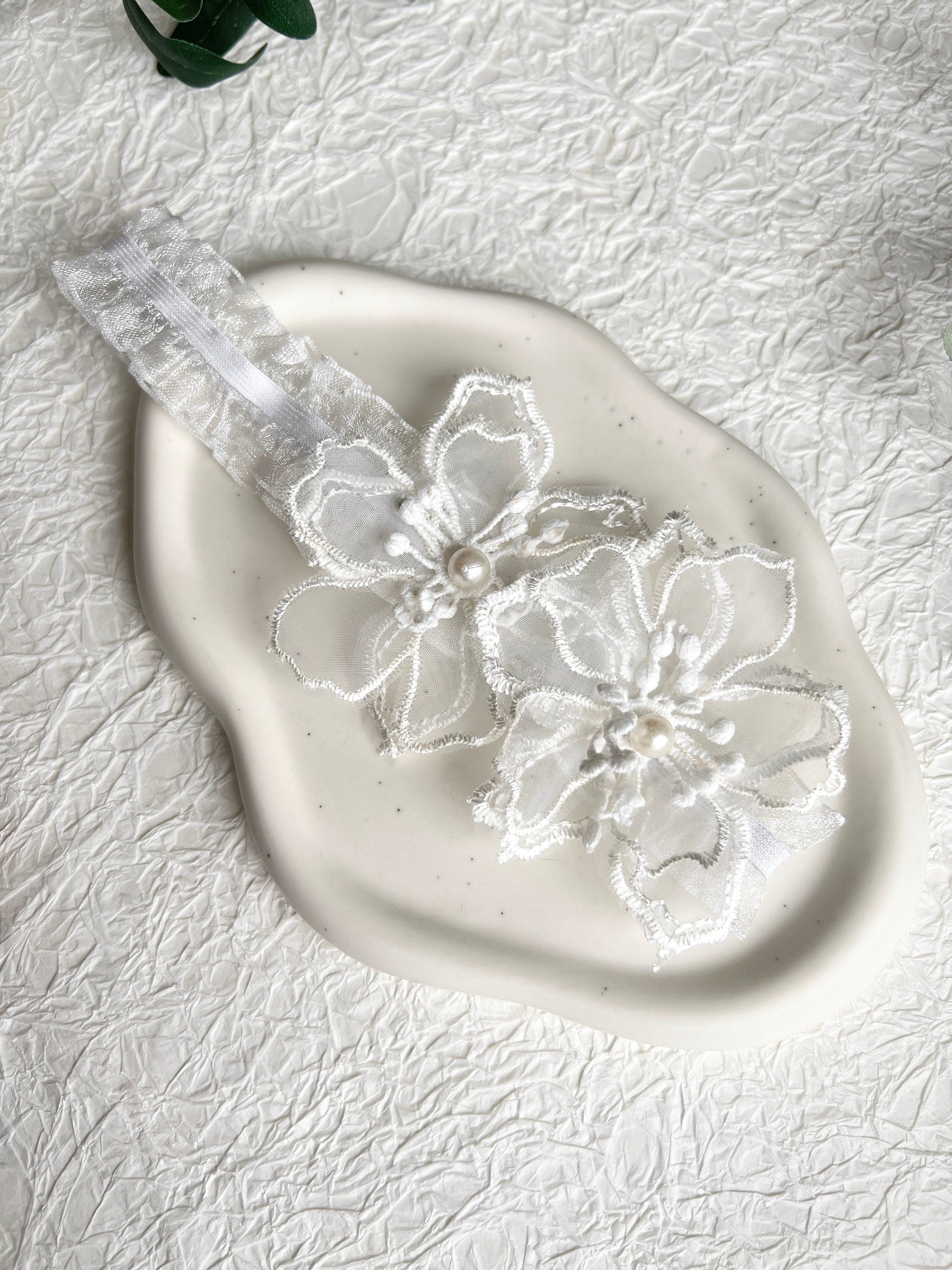 Strumpfband, 3D Blüten, weiß mit Perlen, Brautschmuck, Braut Zubehör, Hochzeit floral, Braut-Strumpfbänder-Schmuckblüte