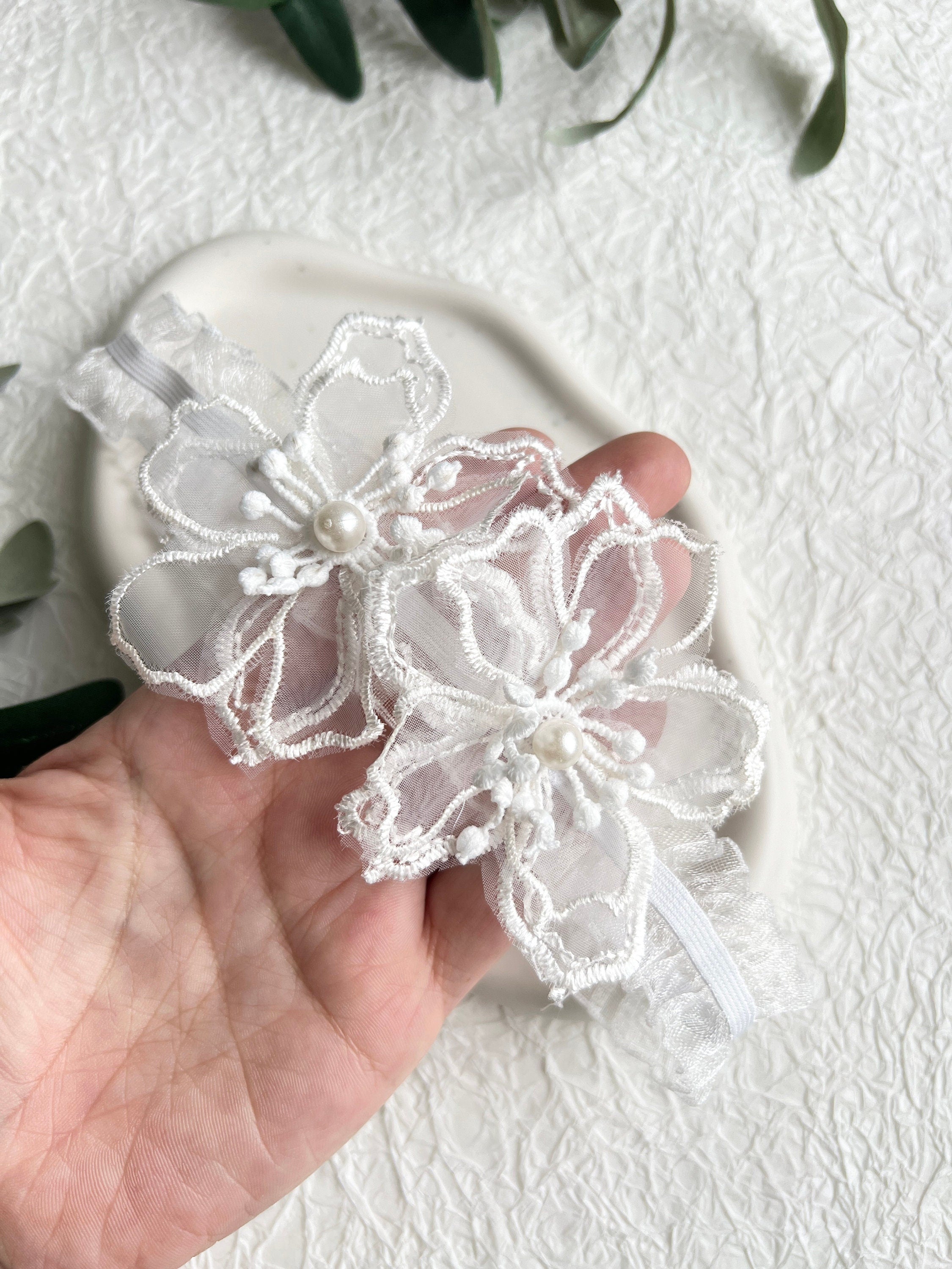 Strumpfband, 3D Blüten, weiß mit Perlen, Brautschmuck, Braut Zubehör, Hochzeit floral, Braut-Strumpfbänder-Schmuckblüte