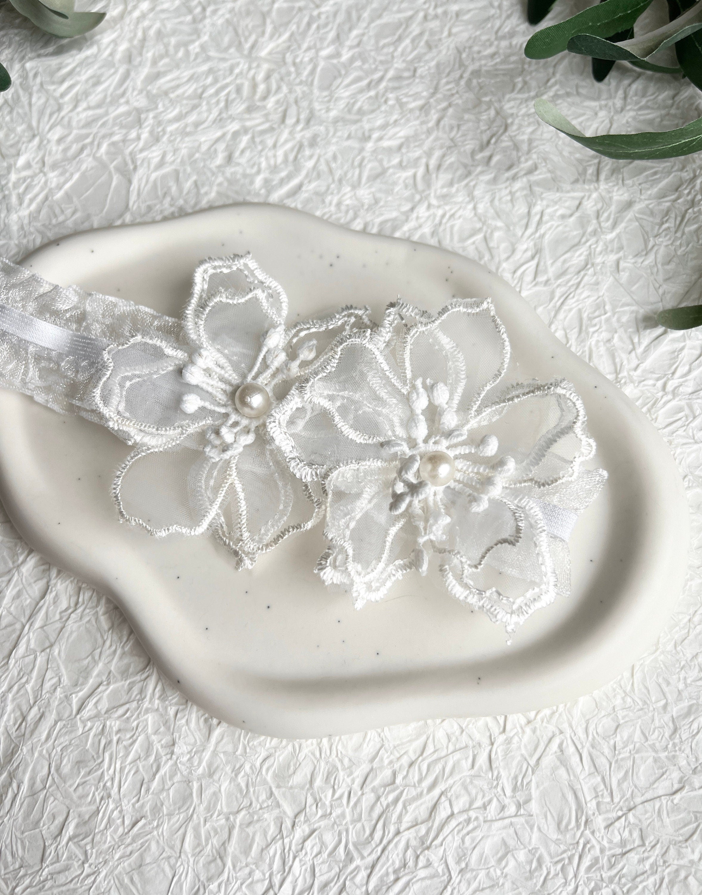 Strumpfband, 3D Blüten, weiß mit Perlen, Brautschmuck, Braut Zubehör, Hochzeit floral, Braut-Strumpfbänder-Schmuckblüte