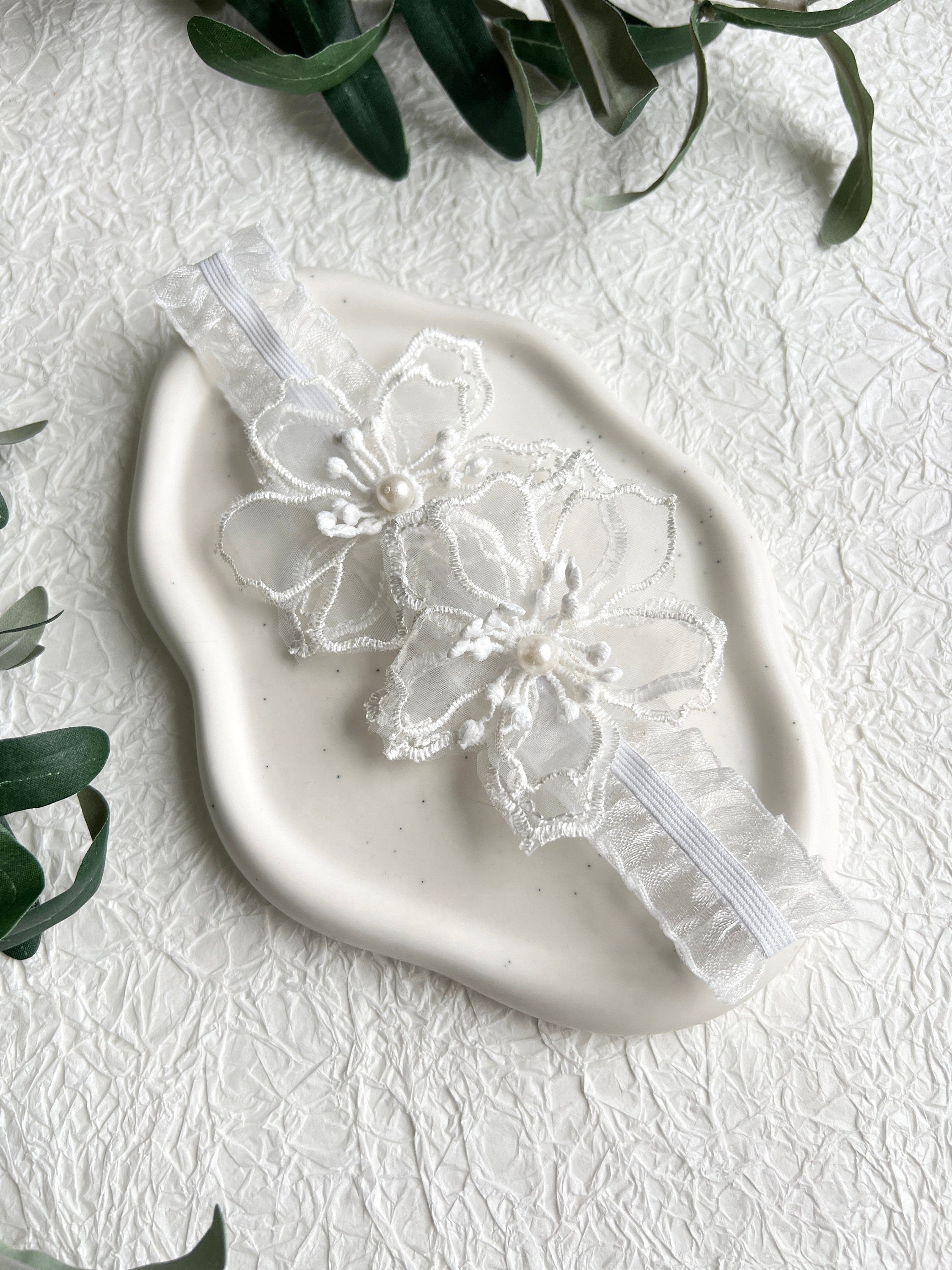 Strumpfband, 3D Blüten, weiß mit Perlen, Brautschmuck, Braut Zubehör, Hochzeit floral, Braut-Strumpfbänder-Schmuckblüte