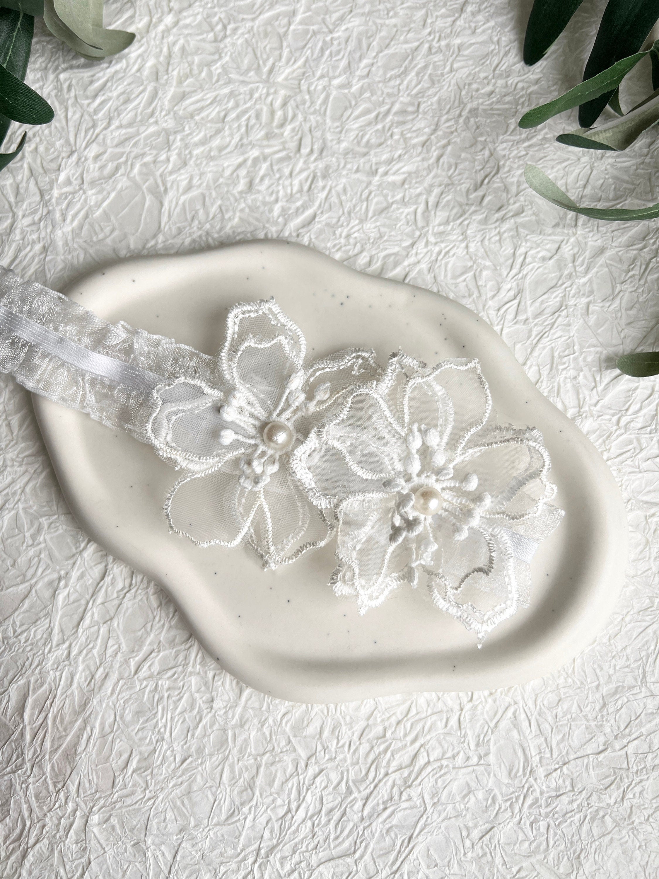 Strumpfband, 3D Blüten, weiß mit Perlen, Brautschmuck, Braut Zubehör, Hochzeit floral, Braut-Strumpfbänder-Schmuckblüte