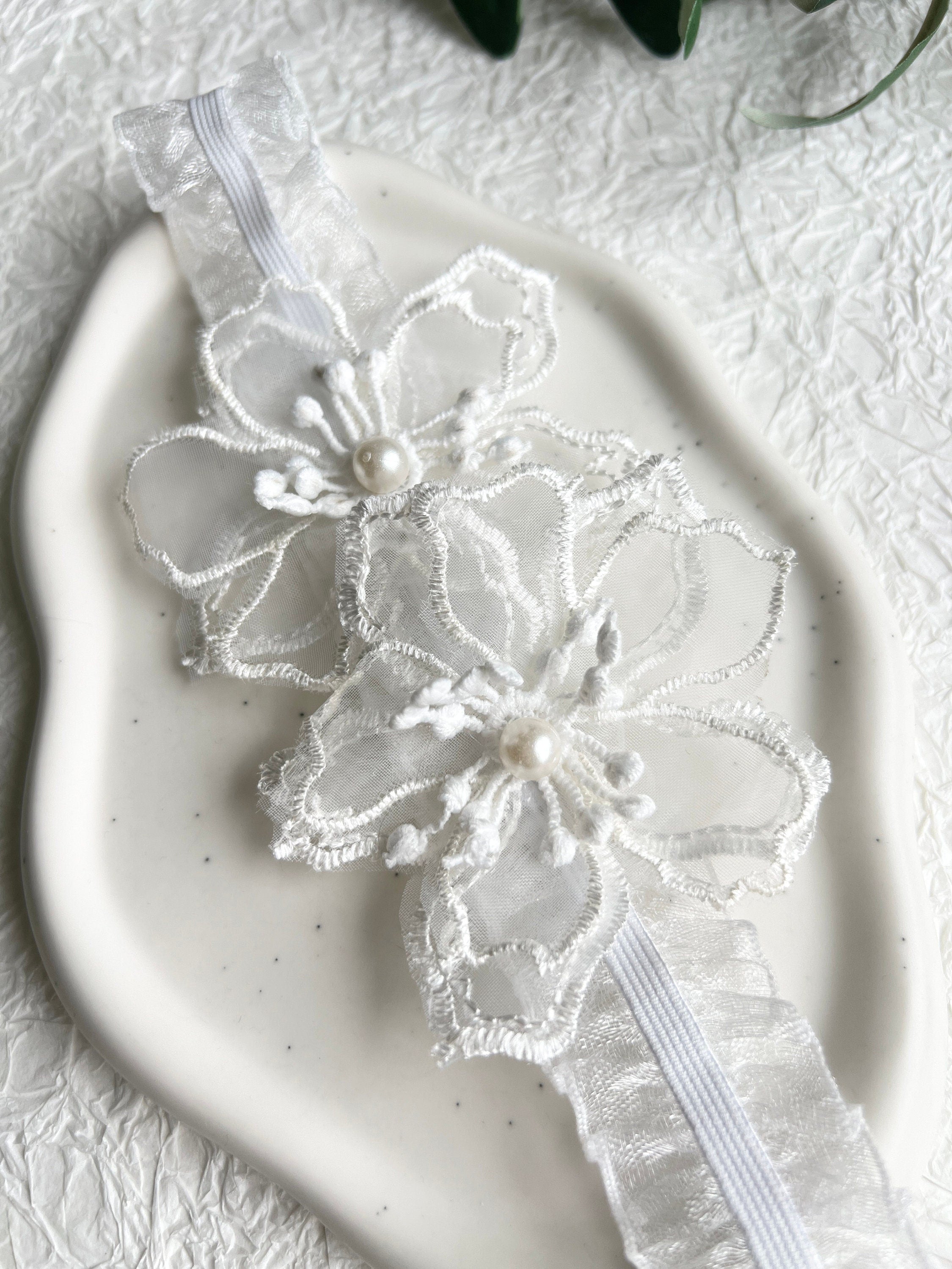 Strumpfband, 3D Blüten, weiß mit Perlen, Brautschmuck, Braut Zubehör, Hochzeit floral, Braut-Strumpfbänder-Schmuckblüte