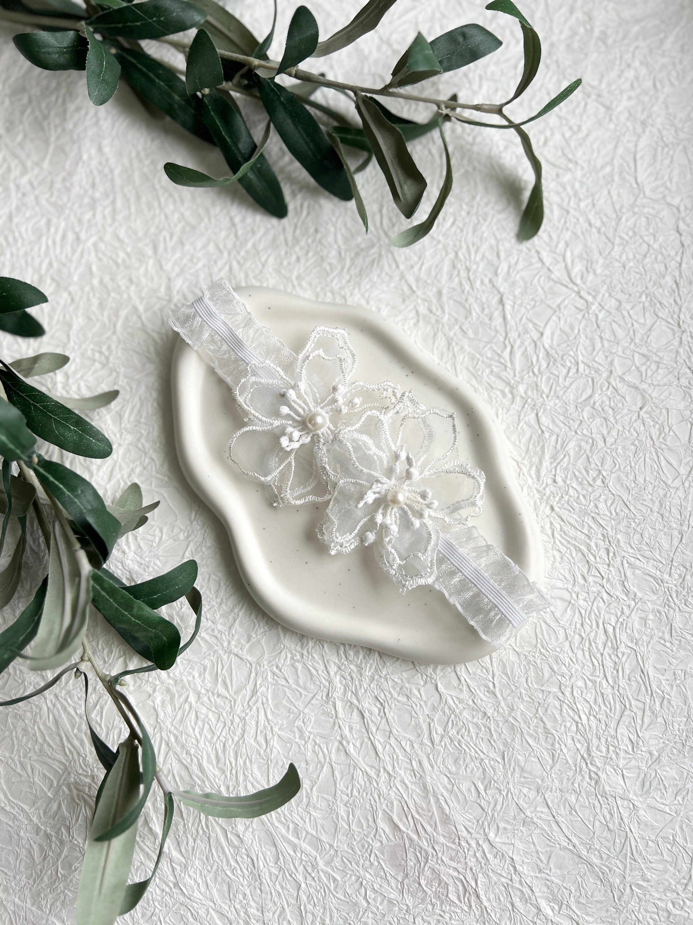 Strumpfband, 3D Blüten, weiß mit Perlen, Brautschmuck, Braut Zubehör, Hochzeit floral, Braut-Strumpfbänder-Schmuckblüte