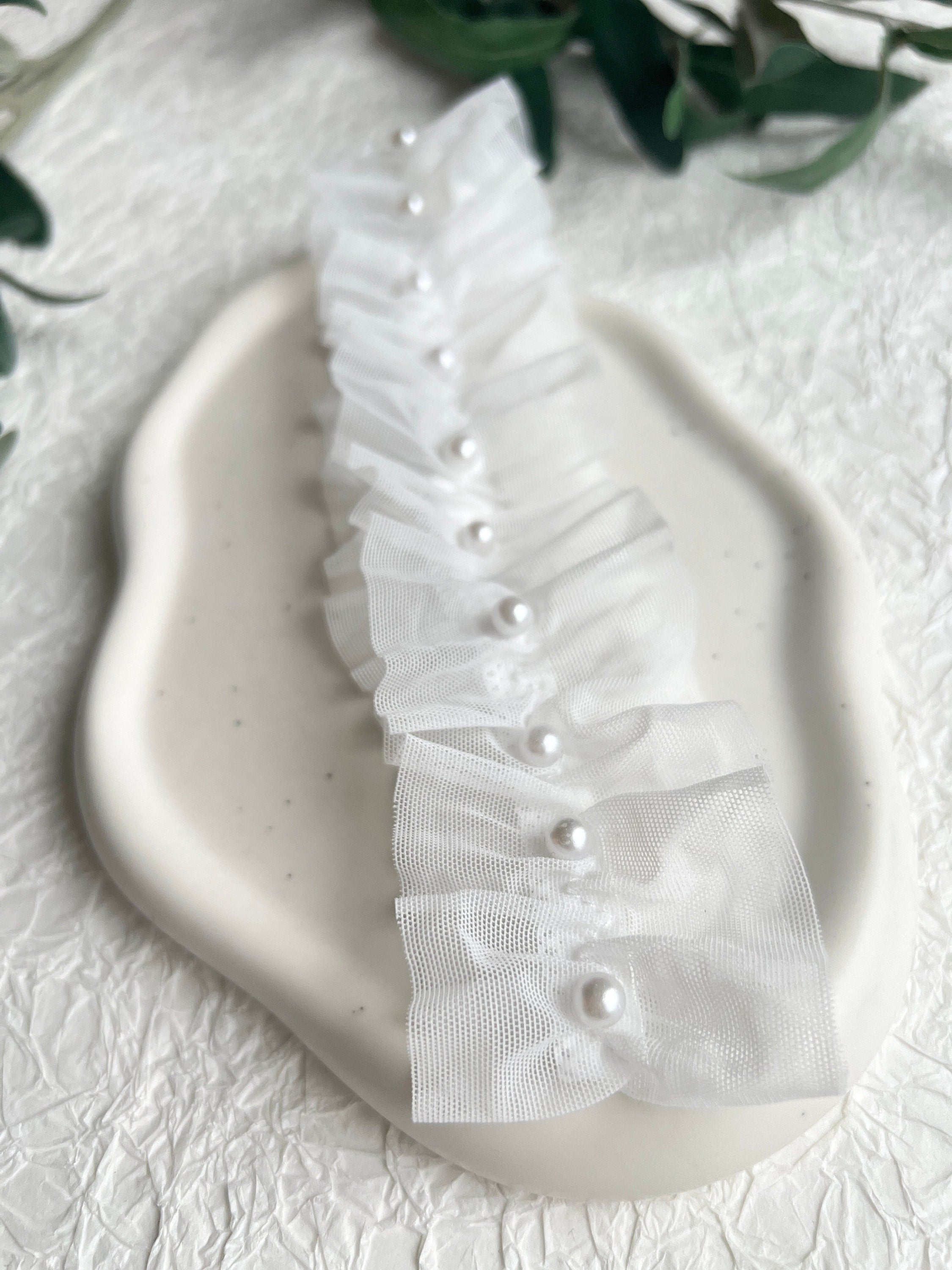 Strumpfband, Soft Tüll, weiß mit Perlen, Brautschmuck, Brautzubehör, Hochzeit Zubehoer, Brautstrumpfband, Schmuck fuer die Braut, Perlenschmuck, feiner Beinschmuck, Hochzeitstradition, Schmuckblüte, Perlenschmuck, Hochzeitsschmuck, Weddinginspiration