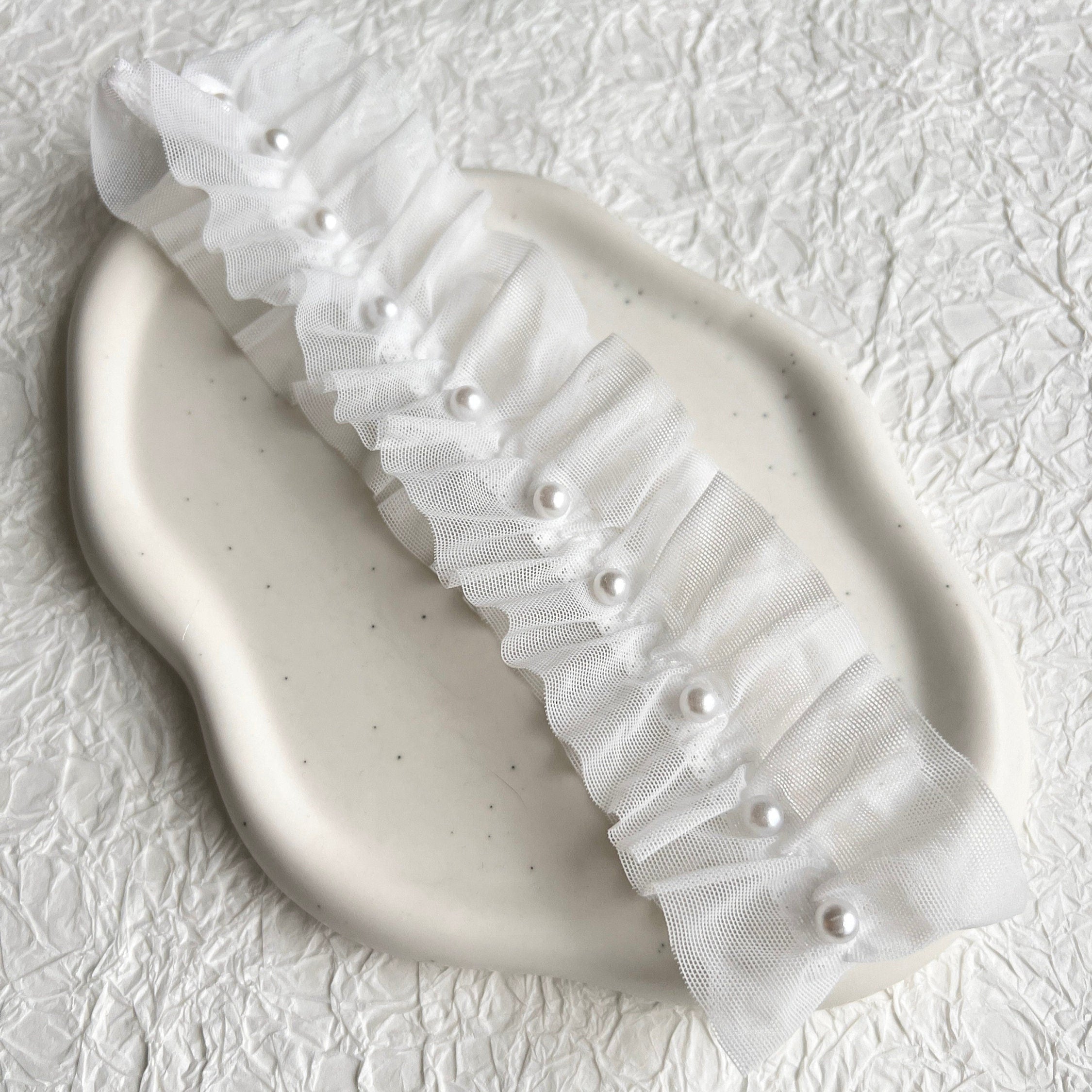 Strumpfband, Soft Tüll, weiß mit Perlen, Brautschmuck, Braut Zubehör, Hochzeit Zubehör, Braut-Strumpfbänder-Schmuckblüte