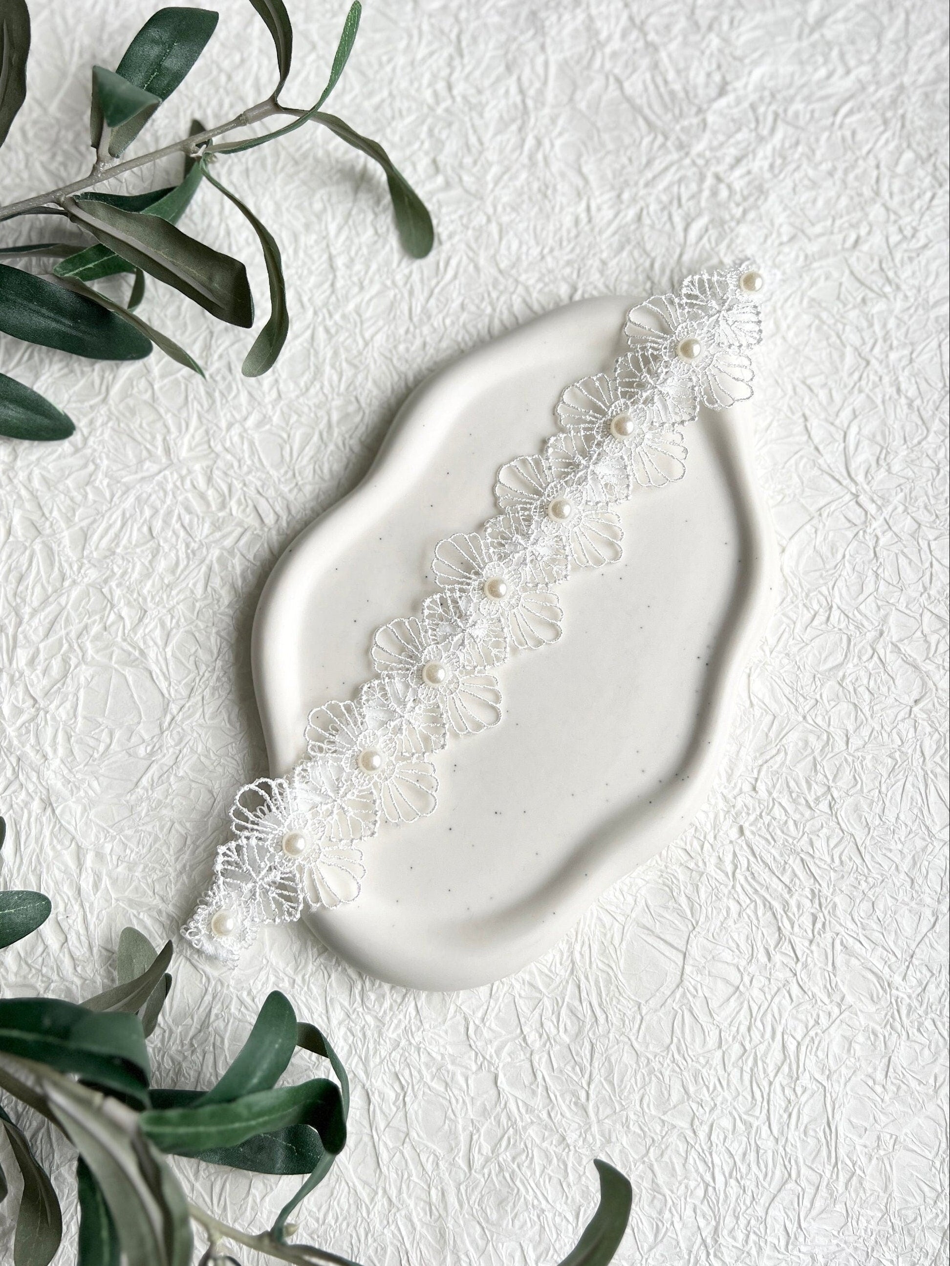 Strumpfband, Spitze, weiß mit Perlen, Brautschmuck, Brautzubehör, Hochzeit, Schmuck,florales Muster, Blumen, Strumpfbänder-Schmuckblüte