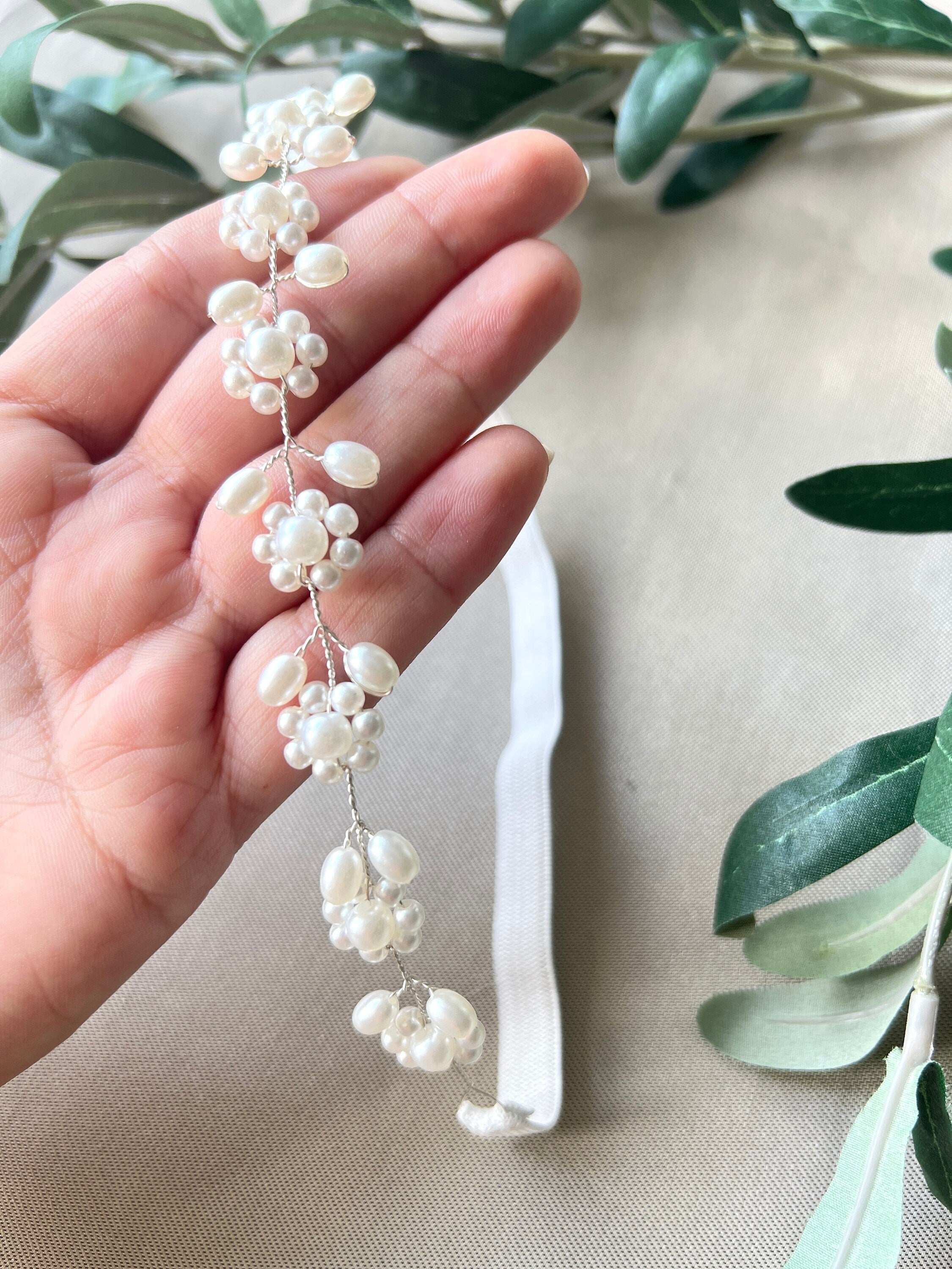 Strumpfband weiß mit Perlen, Brautschmuck, Braut Zubehör, Hochzeit floral, Perlmutt, Braut Accessoire, Beinschmuck-Strumpfbänder-Schmuckblüte