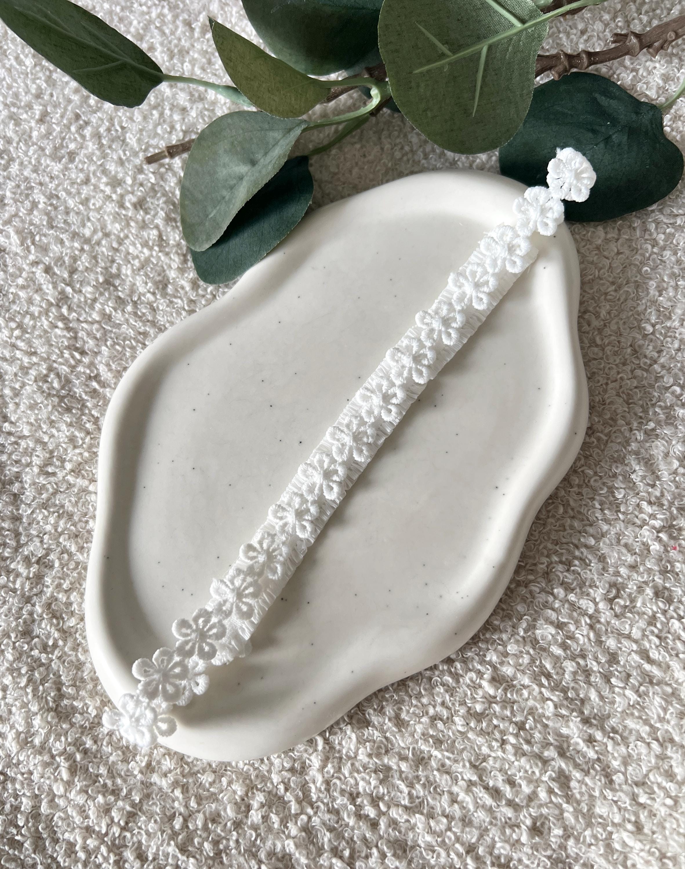 Brautschmuck, Strumpfband, weißes Brautstrumpfband mit Blumen, Spitze, florales Muster, dehnbar, Einheitsgröße, Gummiband, Brautzubehör, Braut, Schmuck Hochzeit, Schmuckbluete