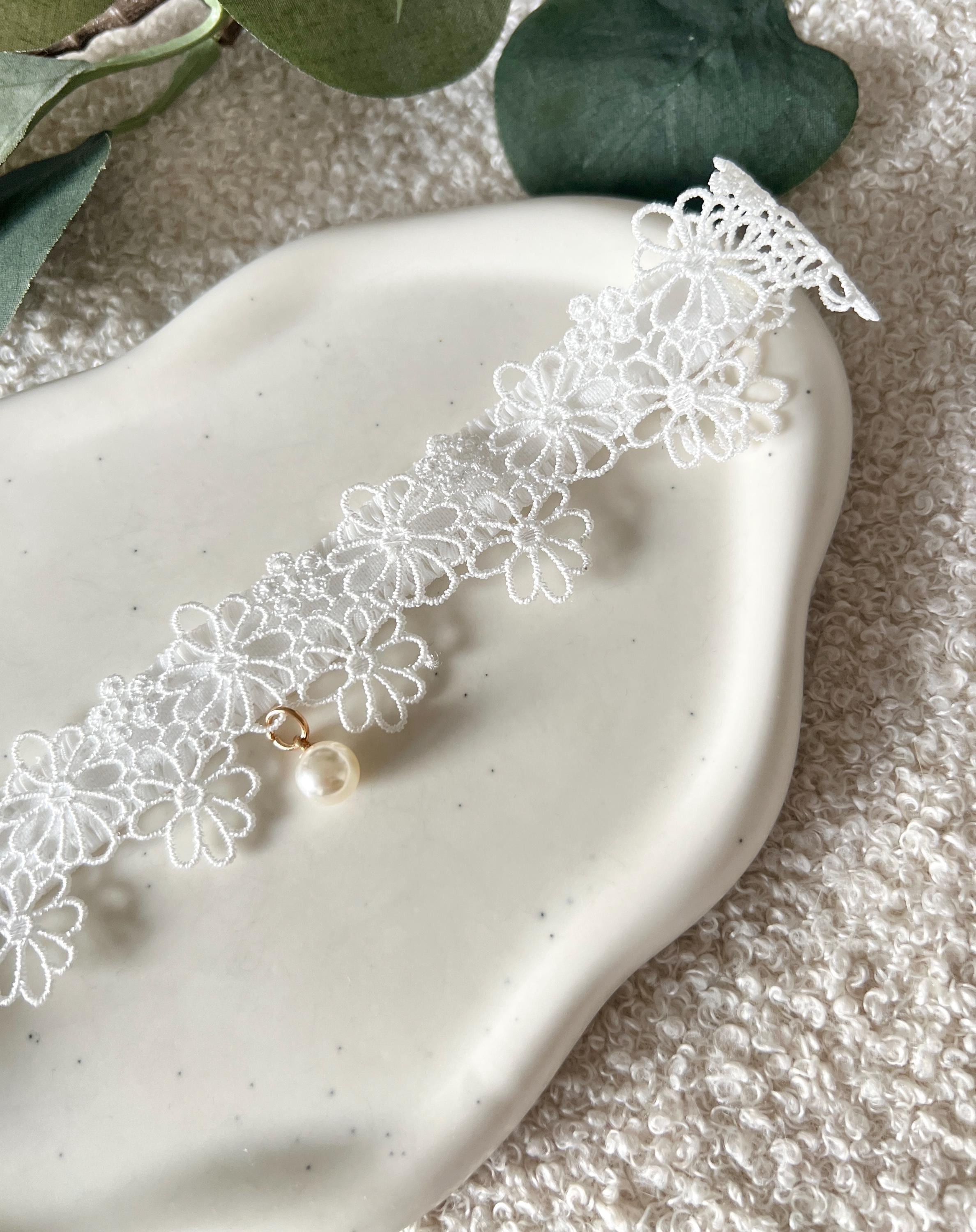 Strumpfband, Spitze, weißes Spitzenstrumpfband, Brautschmuck, Perlenanhaenger, Perle, Blumen, One Size, Beinschmuck, Braut, Schmuck Hochzeit, Hochzeitsschmuck