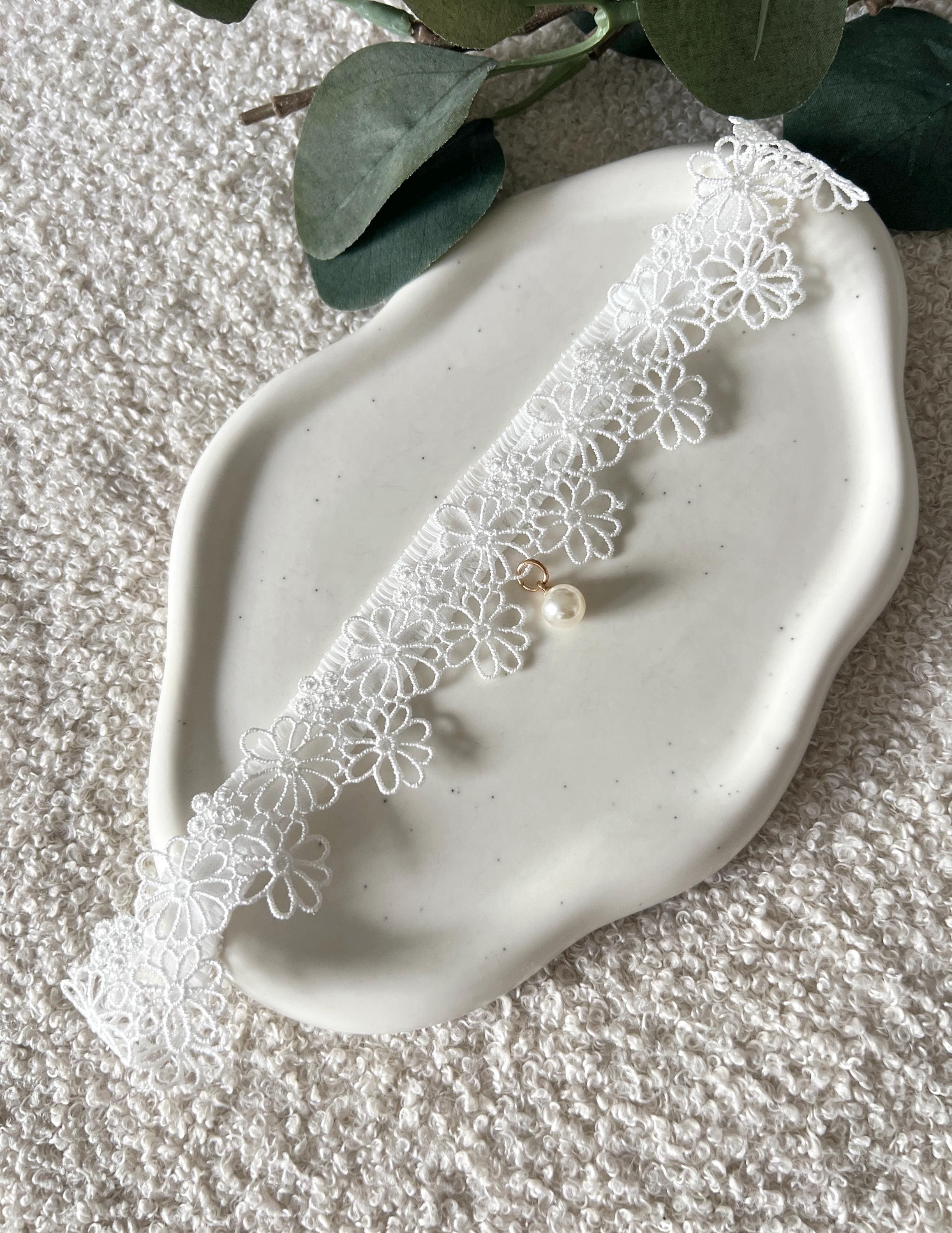 Strumpfband, Spitze, weißes Spitzenstrumpfband, Brautschmuck, Perlenanhaenger, Perle, Blumen, One Size, Beinschmuck, Braut, Schmuck Hochzeit, Hochzeitsschmuck
