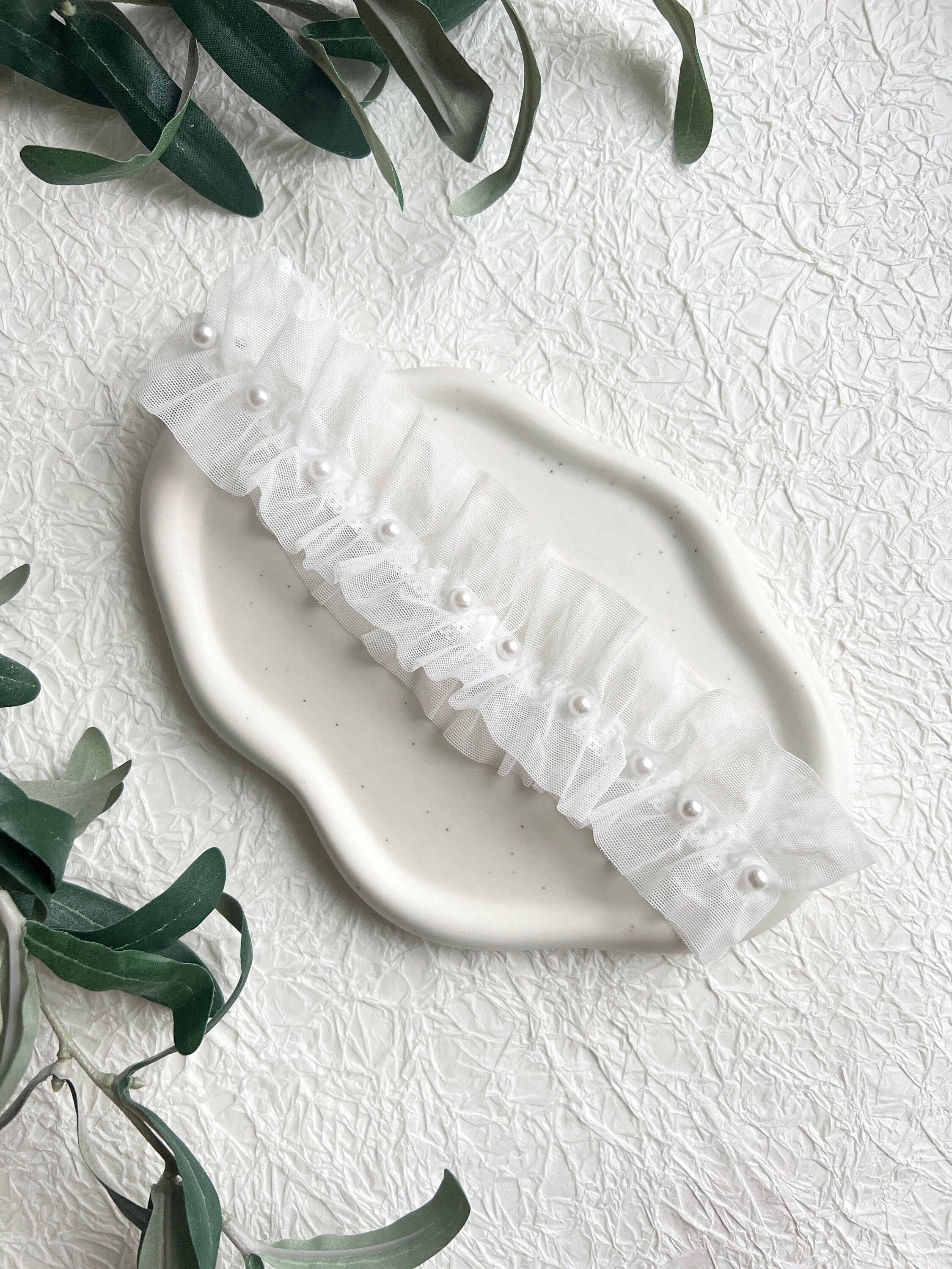 Strumpfband, Soft Tüll, weiß mit Perlen, Brautschmuck, Brautzubehör, Hochzeit Zubehoer, Brautstrumpfband, Schmuck fuer die Braut, Perlenschmuck, feiner Beinschmuck, Hochzeitstradition, Schmuckblüte, Perlenschmuck, Hochzeitsschmuck, Weddinginspiration