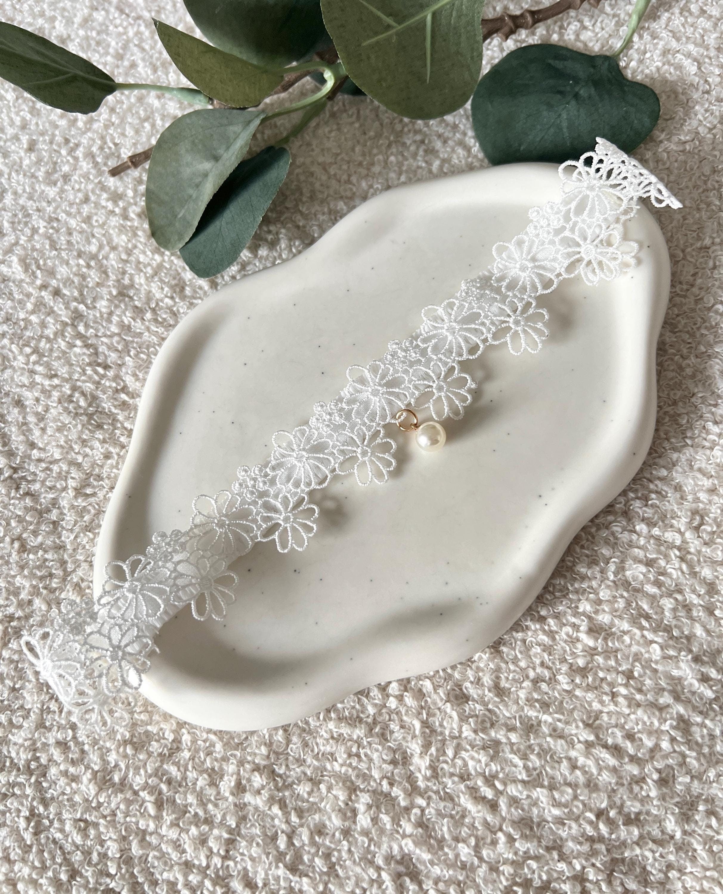 Strumpfband, Spitze, weißes Spitzenstrumpfband, Brautschmuck, Perlenanhaenger, Perle, Blumen, One Size, Beinschmuck, Braut, Schmuck Hochzeit, Hochzeitsschmuck