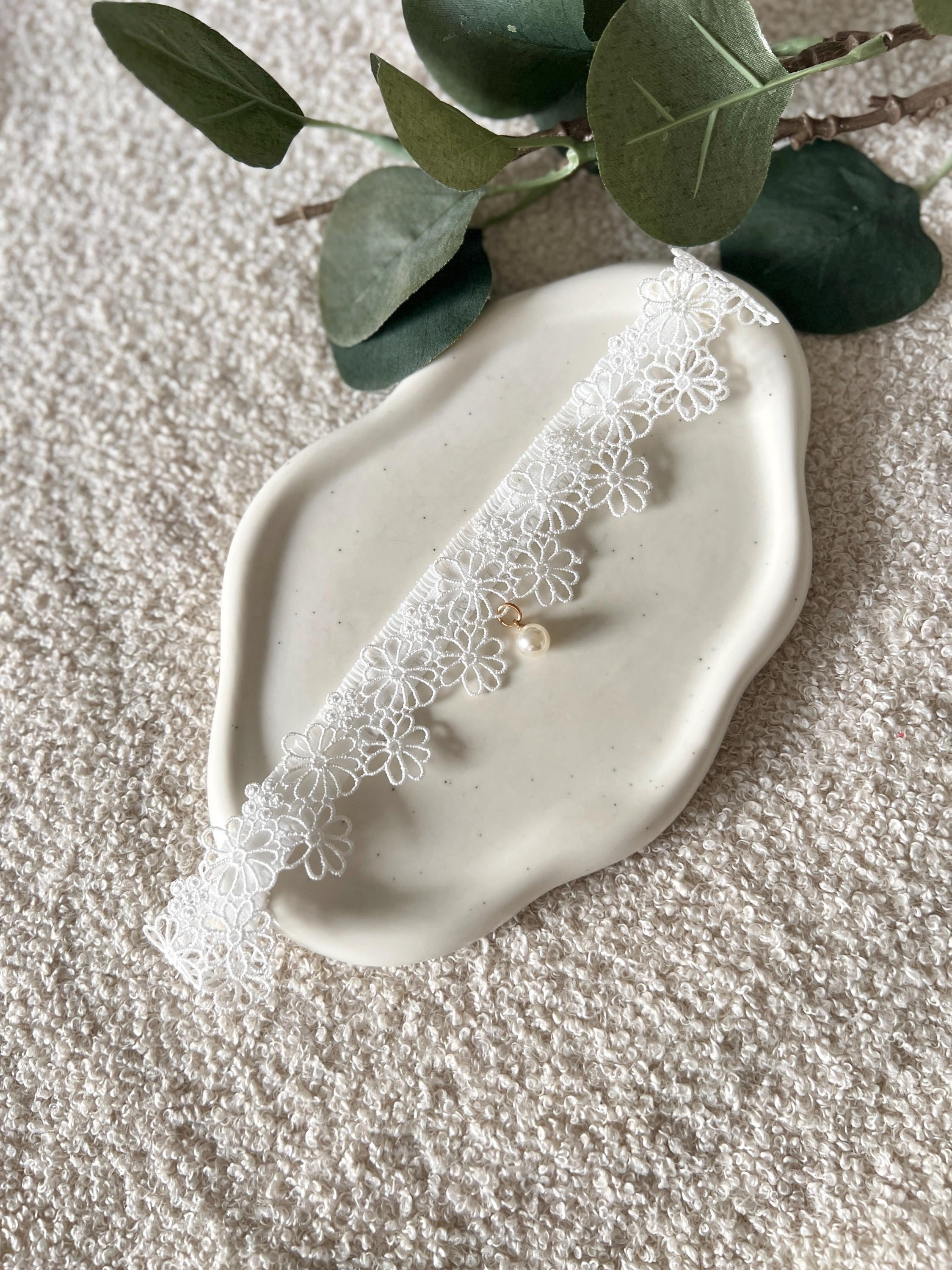 Strumpfband, Spitze, weißes Spitzenstrumpfband, Brautschmuck, Perlenanhaenger, Perle, Blumen, One Size, Beinschmuck, Braut, Schmuck Hochzeit, Hochzeitsschmuck